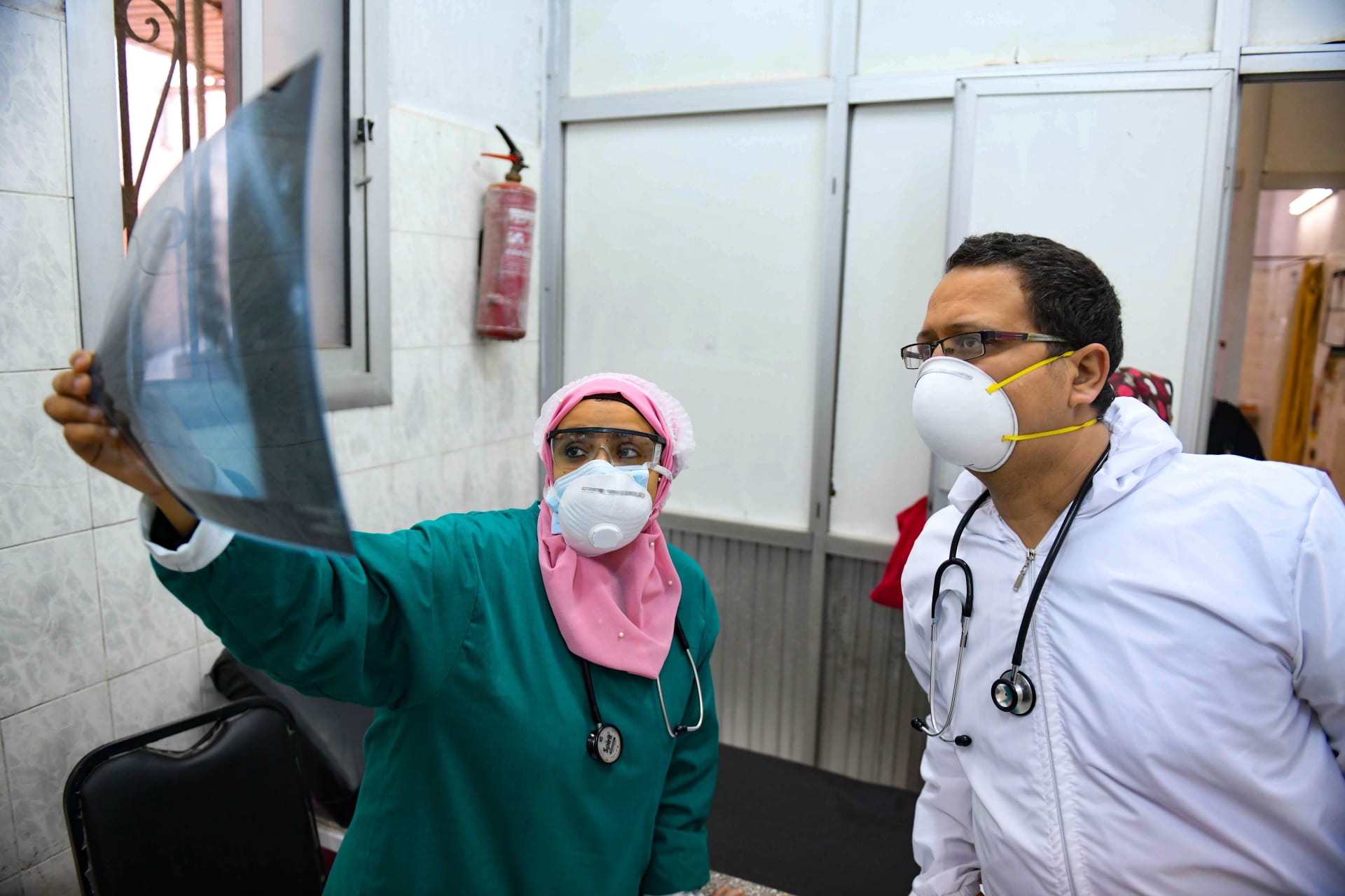 فريق طبي يتابع الأشعة الخاصة بأحد المصابين بفيروس كورونا في مصر