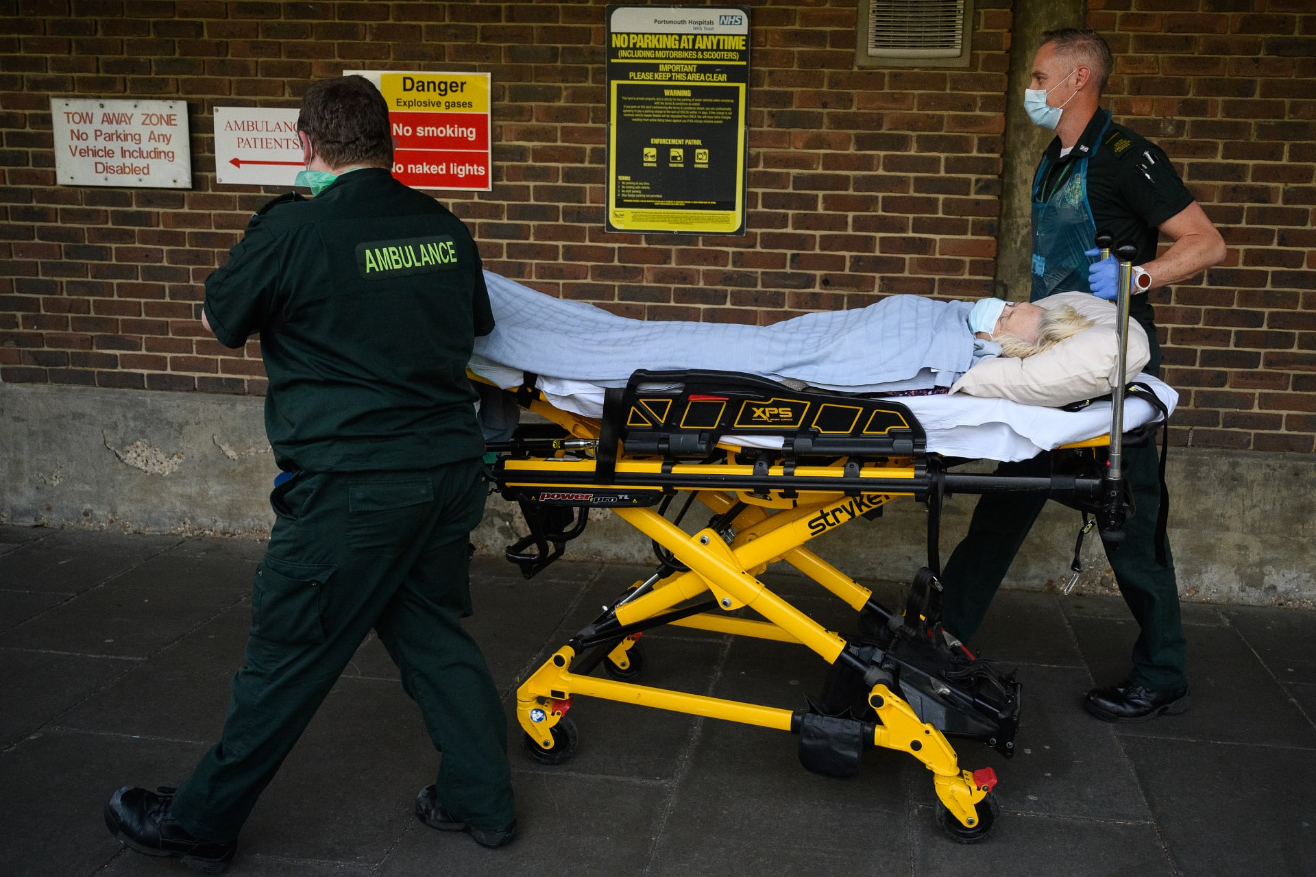 طاقم طبي ينقل أحد المصابين بفيروس كورونا في بريطانيا 
