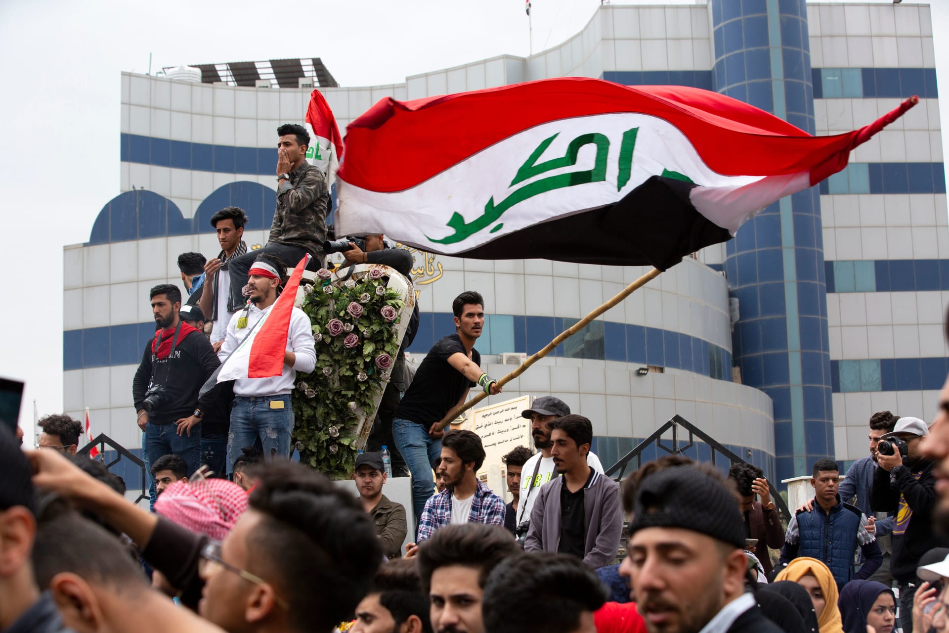 رئيس وزراء العراق: إطلاق سراح جميع مُعتقلي التظاهرات.. ومراجعة اتفاق الوجود الأمريكي