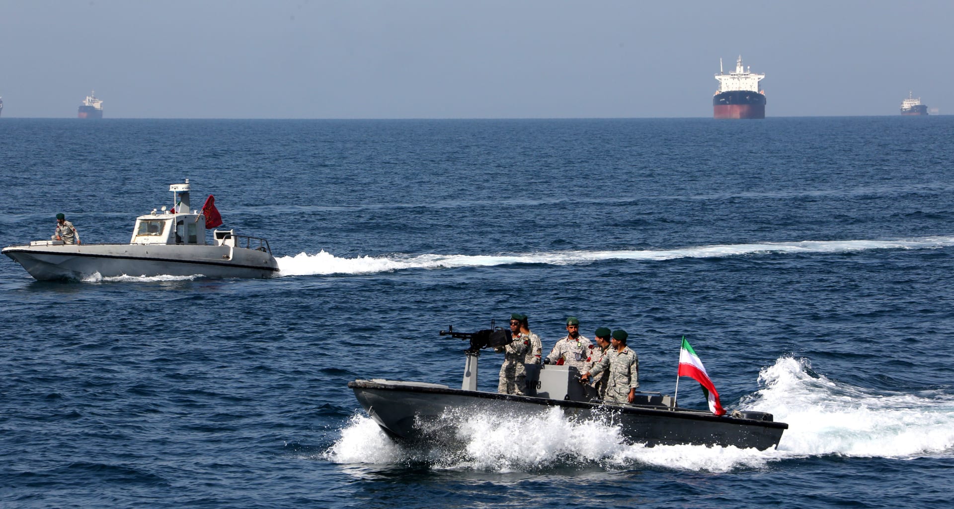 عناصر البحرية الإيرانية خلال تدريبات ومناورات عسكرية في الخليج