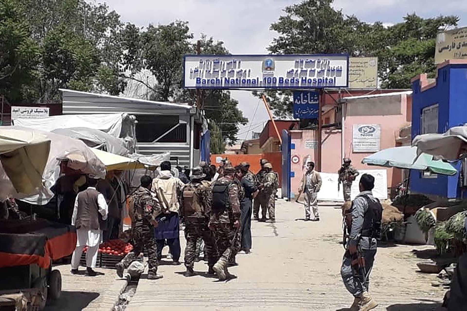 قوات الأمن الأفغانية تصل مستشفى في العاصمة كابول بعد تعرضها لهجوم