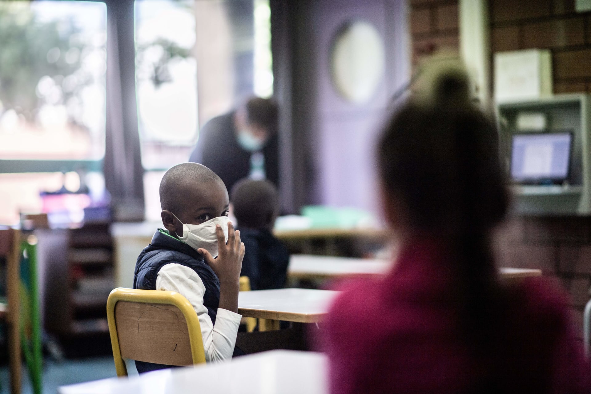 طفل فرنسي في أحد فصول الدراسة مرتديًا قناعًا طبيًا واقيًا بعد تفشي فيروس كورونا
