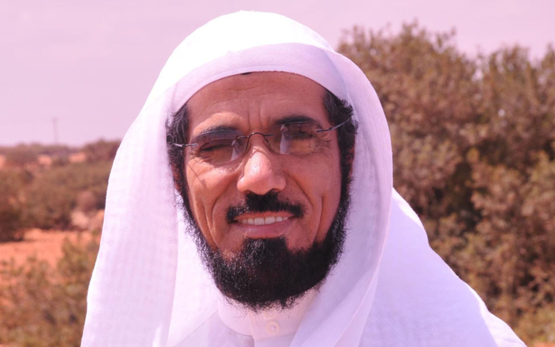 بعد اتصال هاتفي نجل سلمان العودة يروي تفاصيل اعتقال والده وقضيته في بودكاست السعودية العظمى Cnn Arabic