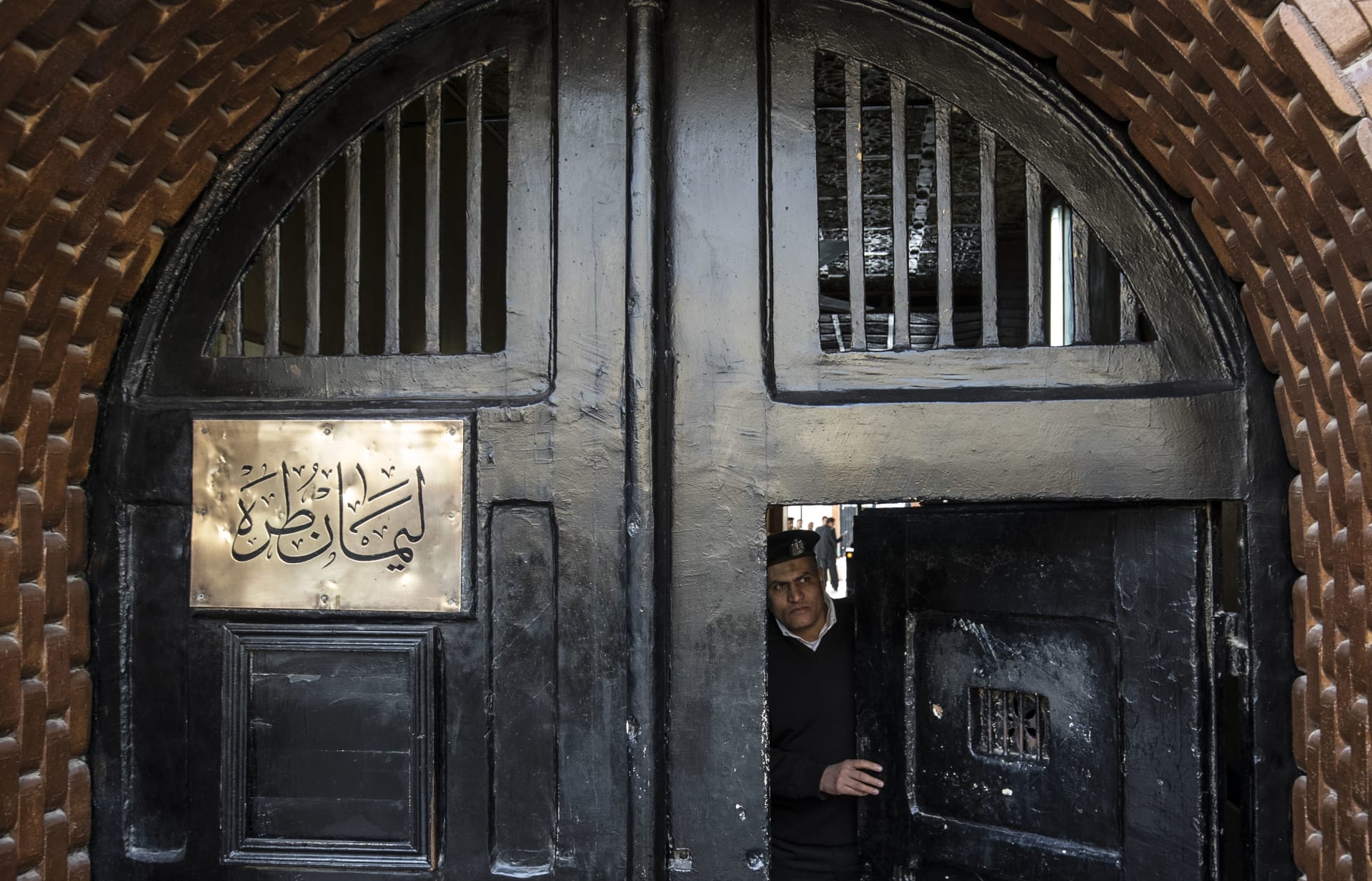 موقع "مدى مصر" يُعلن اعتقال رئيسة تحريره أثناء إجراء مقابلة مع والدة علاء عبدالفتاح