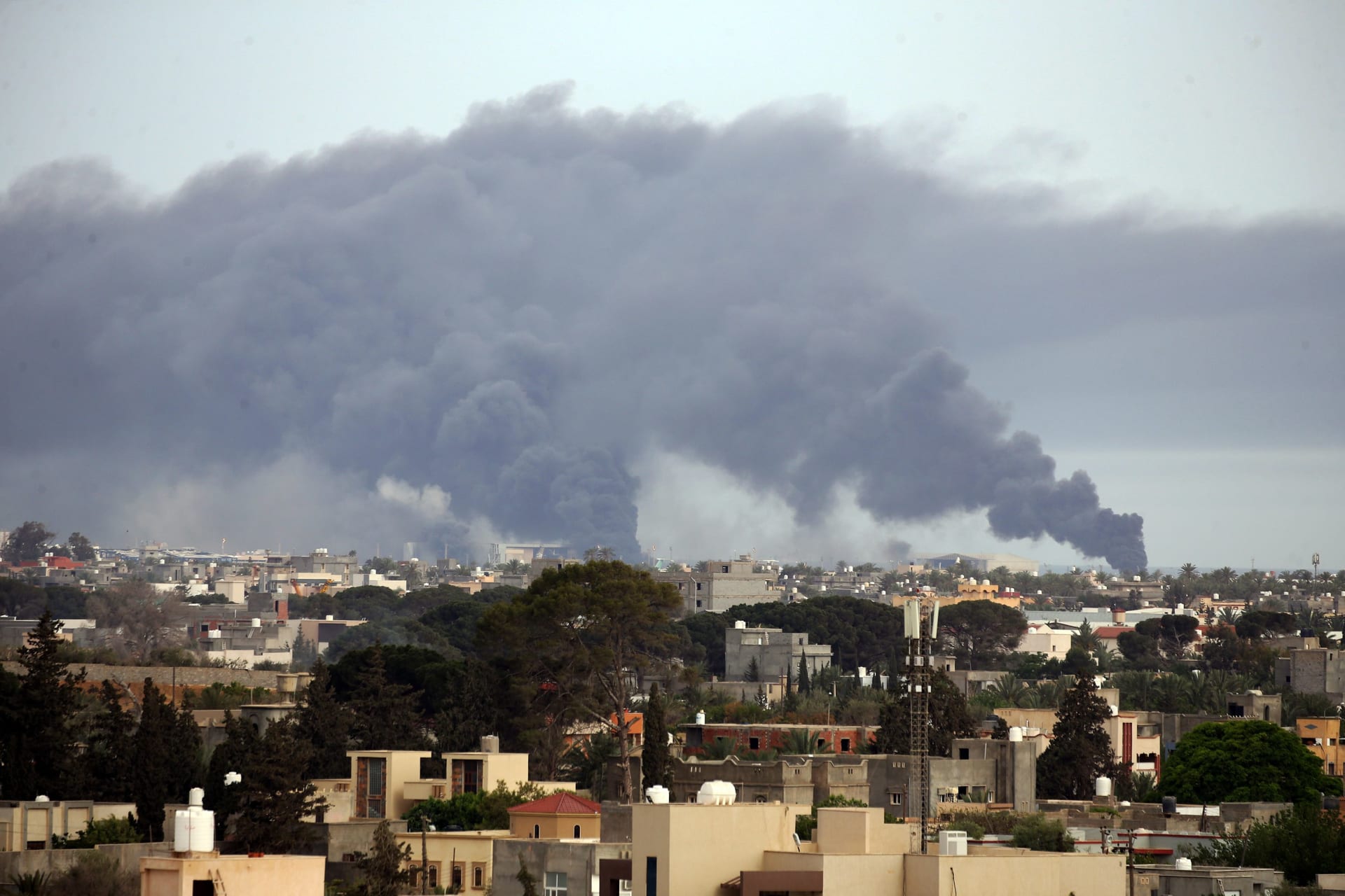 أدخنة متصاعدة في أعقاب غارات لقوات حفتر على العاصمة الليبية طرابلس