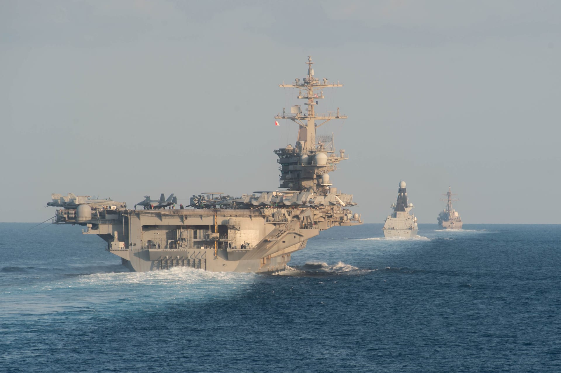 صورة أرشيفية لسفن حربية أمريكية تعبر مضيق هرمز في 19 نوفمبر 2019