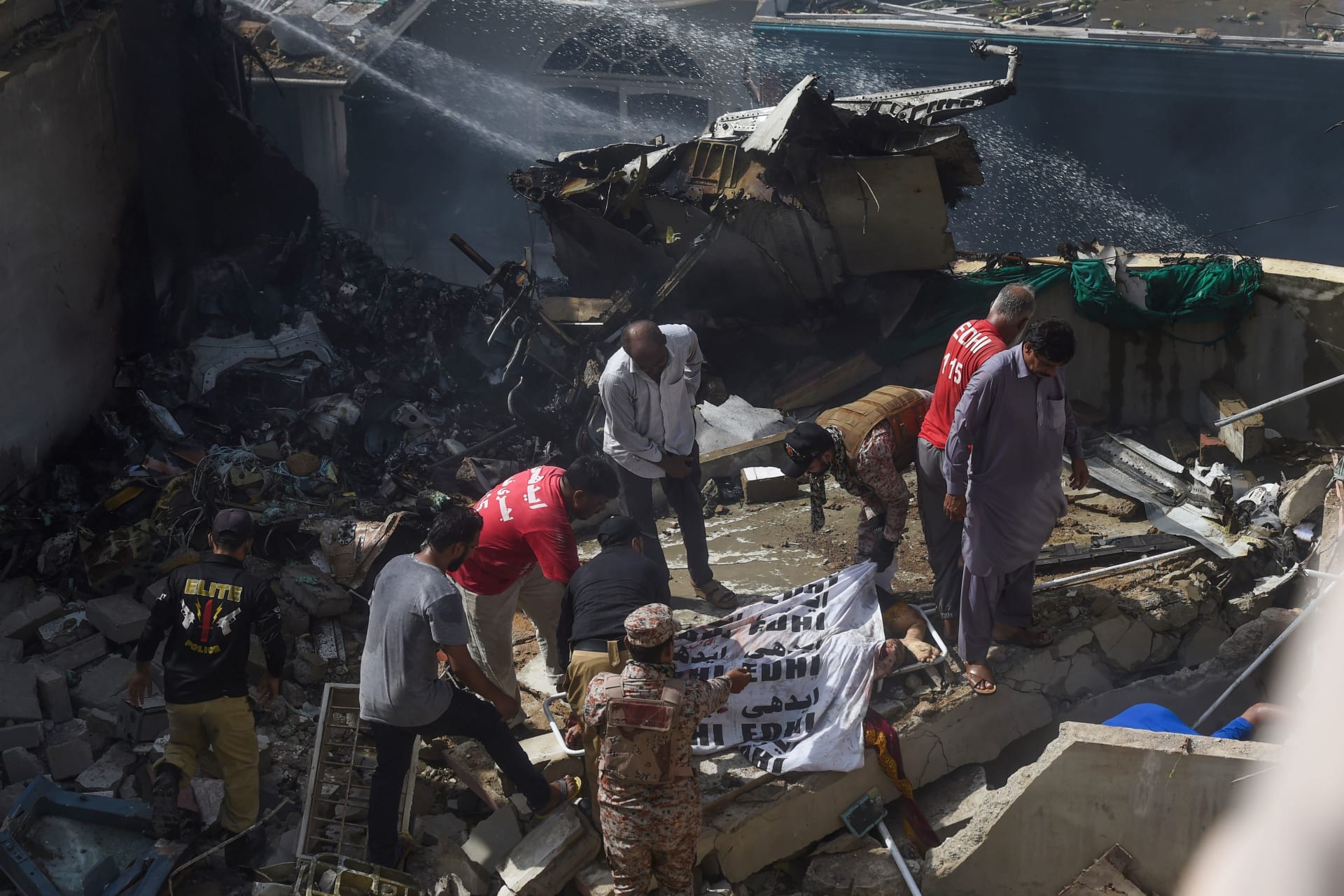 عمال الإنقاذ يبحثون في حطام طائرة الركاب الباكستانية