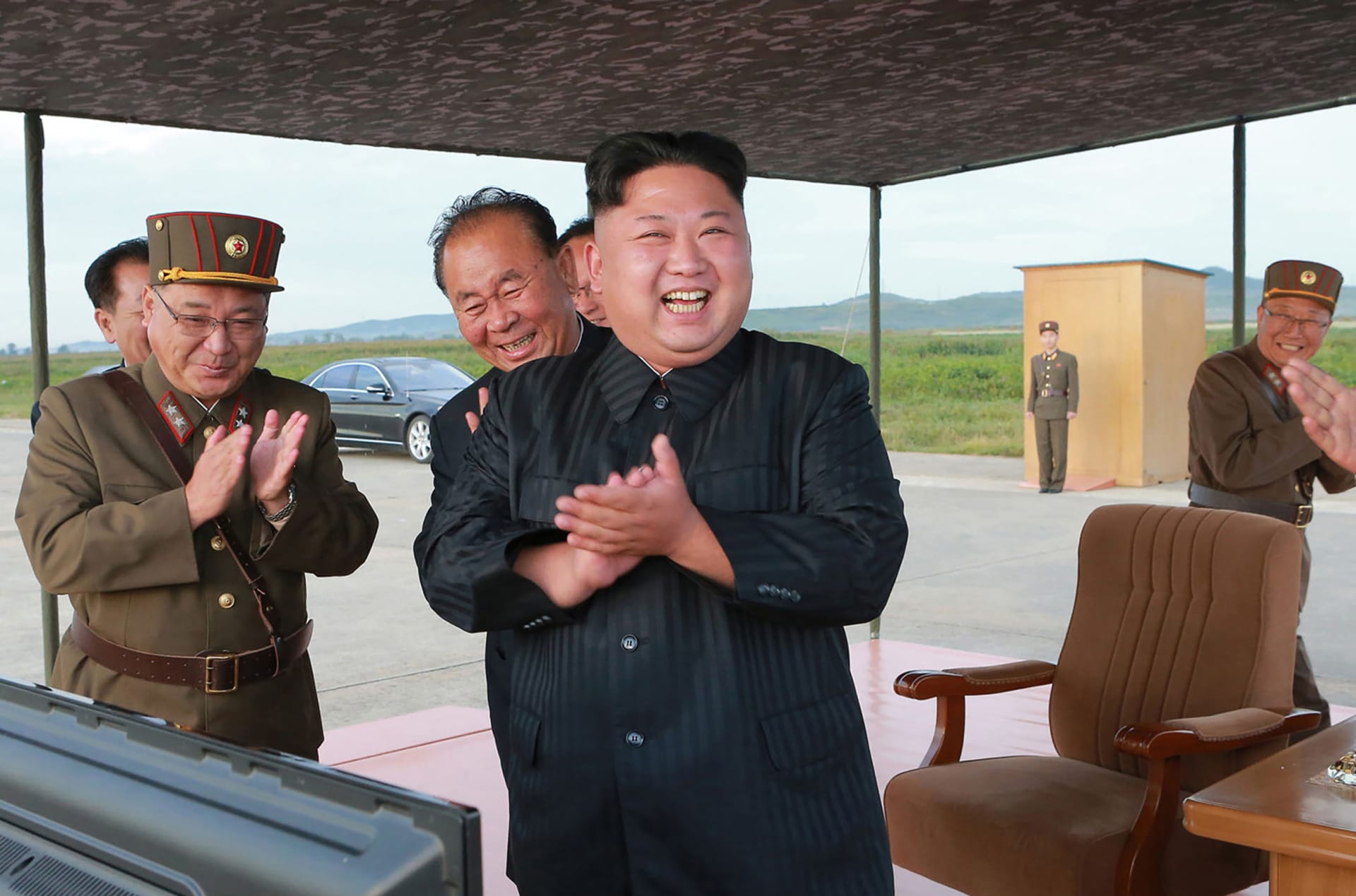 صورة أرشيفية لزعيم كوريا الشمالية خلال اختبار أطلقة صواريخ متوسطة وبعيدة المدى