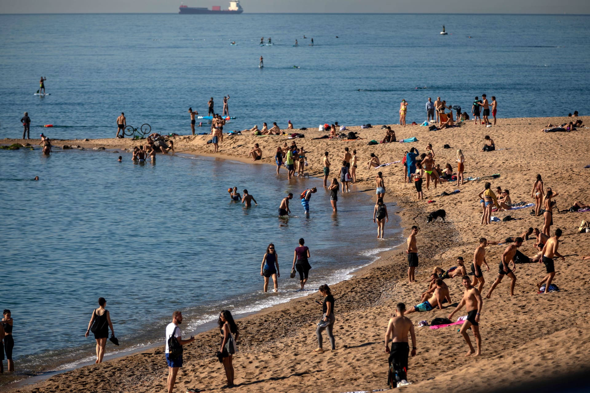 زيادة رواد الشاطئ بأوروبا مع ارتفاع درجات الحرارة.. هل يهدد ذلك بموجة ثانية لكورونا؟