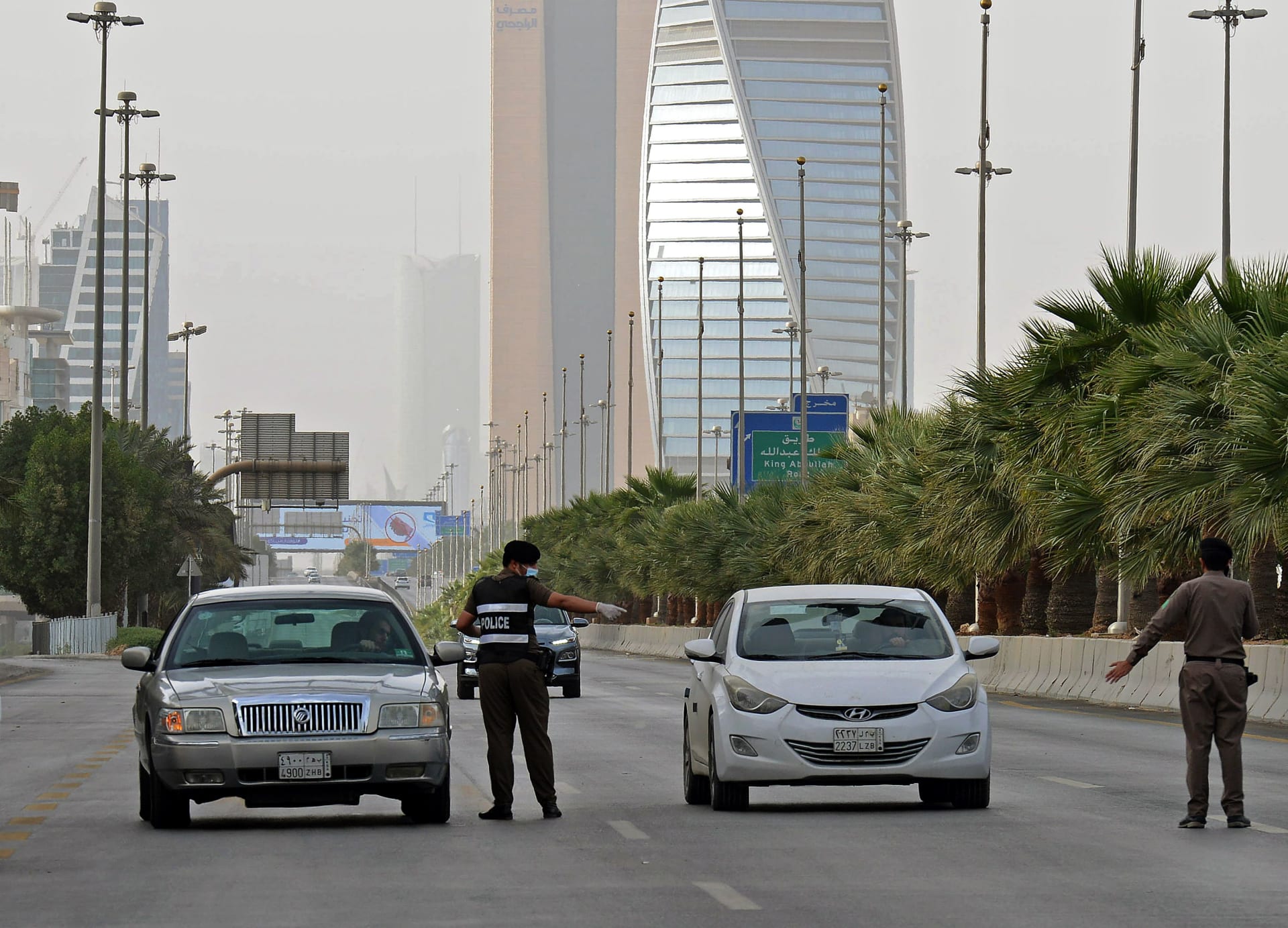 عناصر الشرطة السعودية بأحد الأكمنة الأمنية في العاصمة الرياض