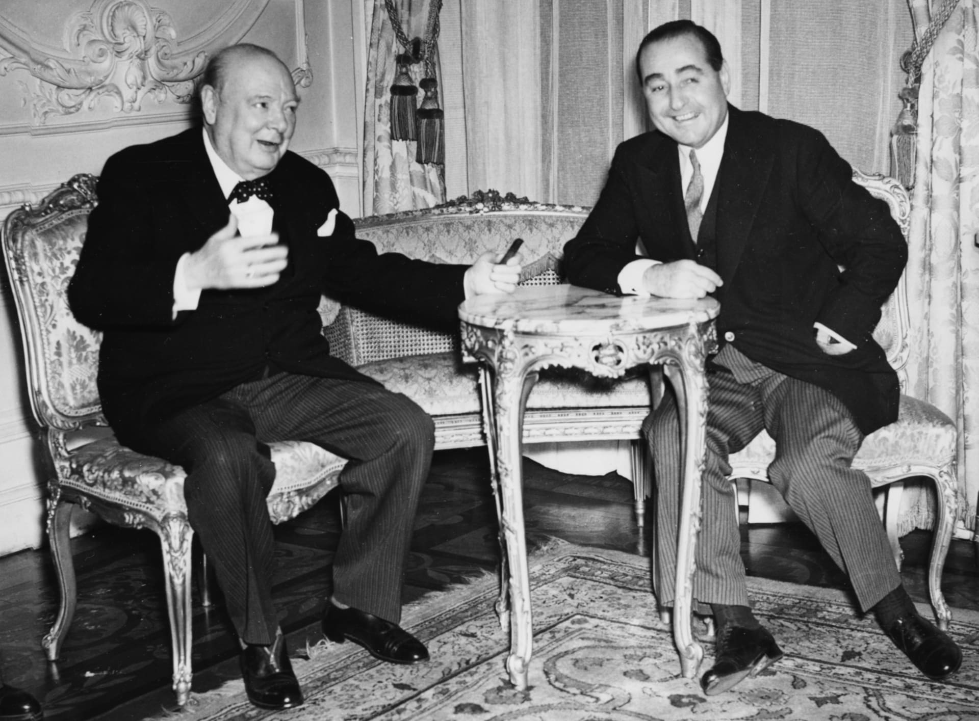 صورة أرشيفية لعدنان مندريس خلال لقاء مع رئيس وزراء بريطانيا ونستون تشرشل عام 1952