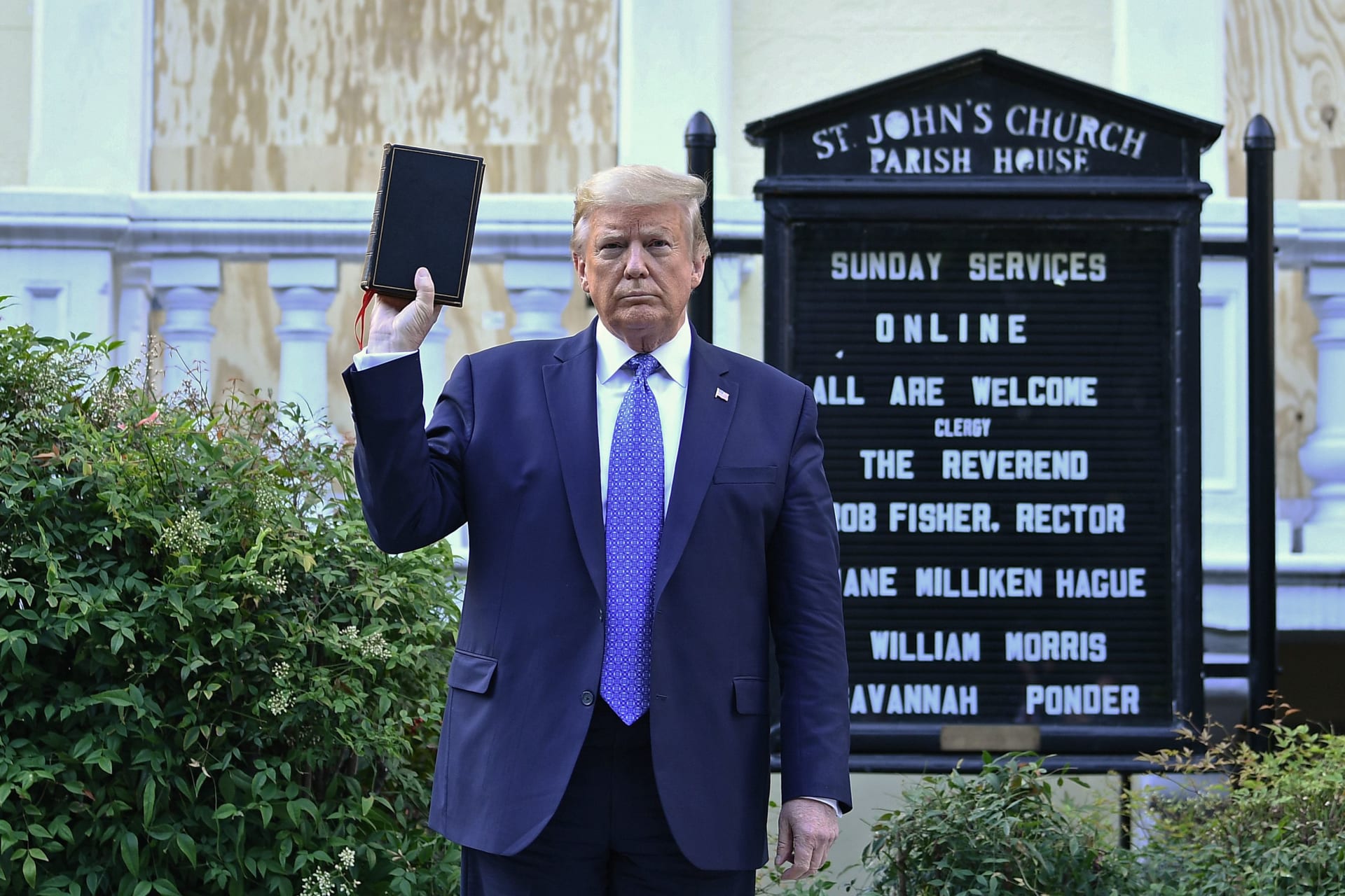 ترامب يرفع الكتاب المقدس أمام كنيسة القديس جون قرب البيت الأبيض