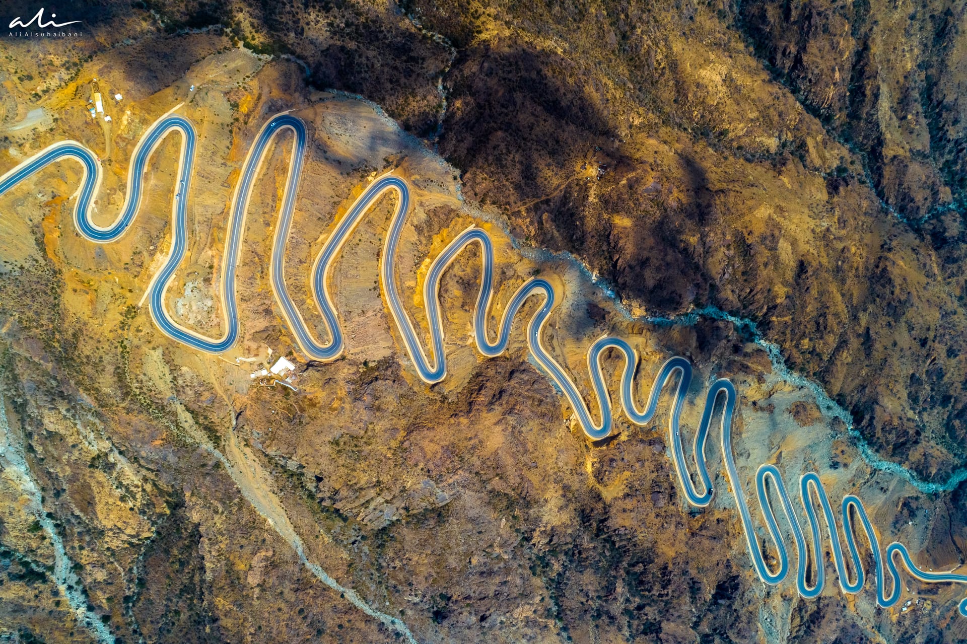 يجب أن تشاهده من الأعلى.. صور جوية بالسعودية تبين المظهر الحلزوني الفريد لهذا الطريق الجبلي