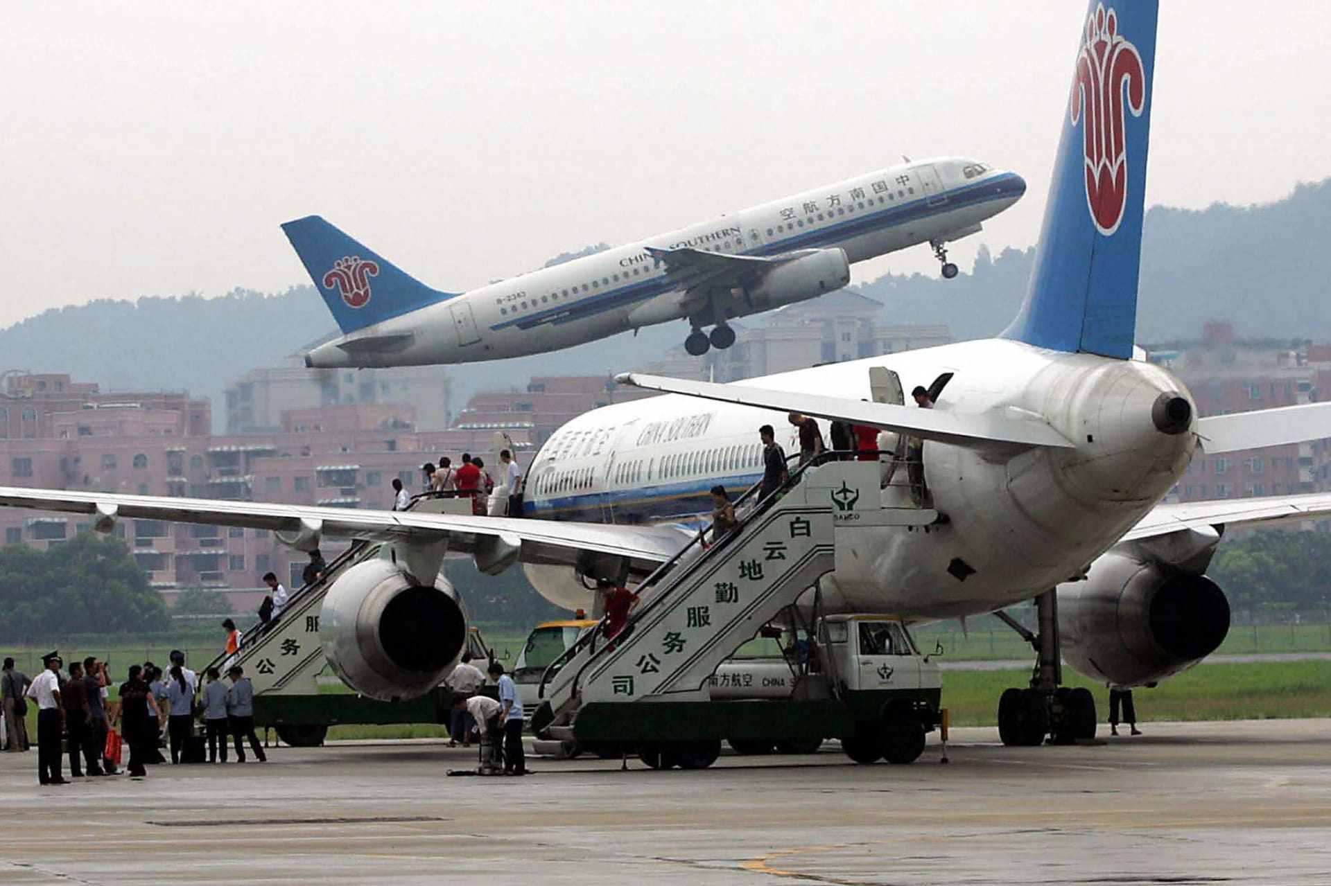 الأزمة تصل إلى قطاع الطيران.. أمريكا تمنع الطائرات الصينية من تسيير رحلات إلى أراضيها