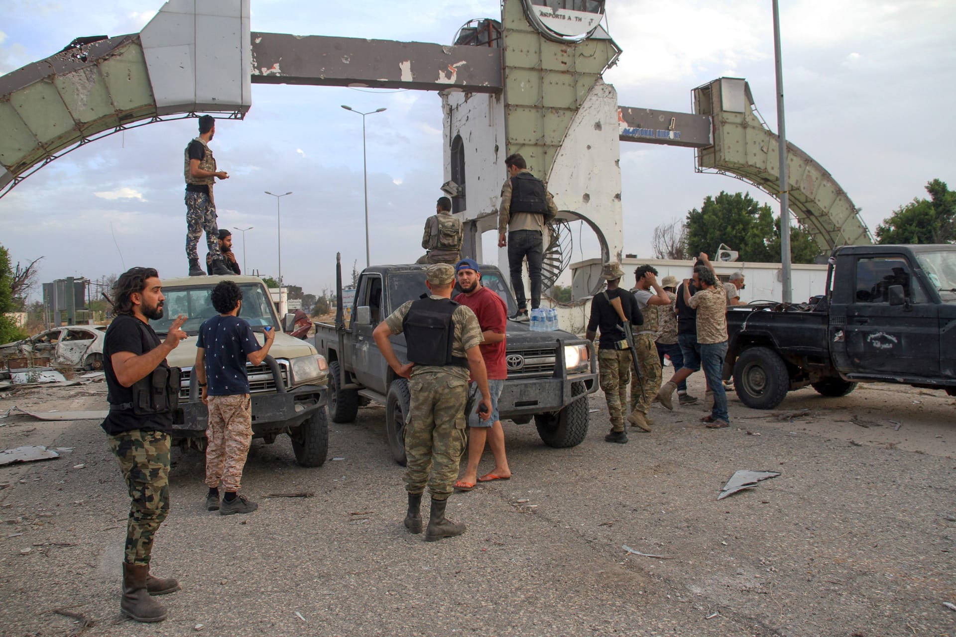 قوات تابعة لحكومة الوفاق الليبية بعد سيطرتها على مطار طرابلس وطرد قوات حفتر