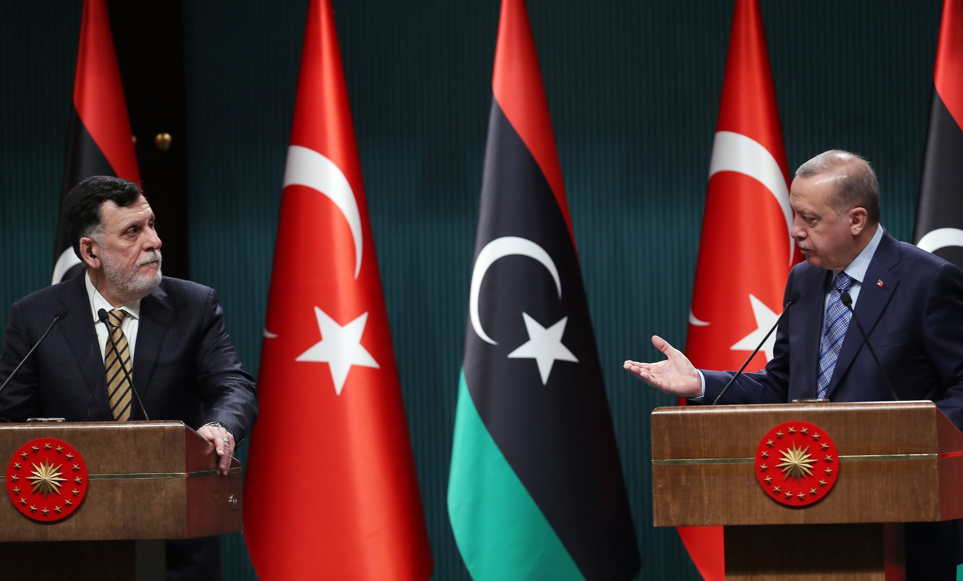 أردوغان يتحدث العربية.. ويبدي إعجابه بلحية رئيس حكومة الوفاق