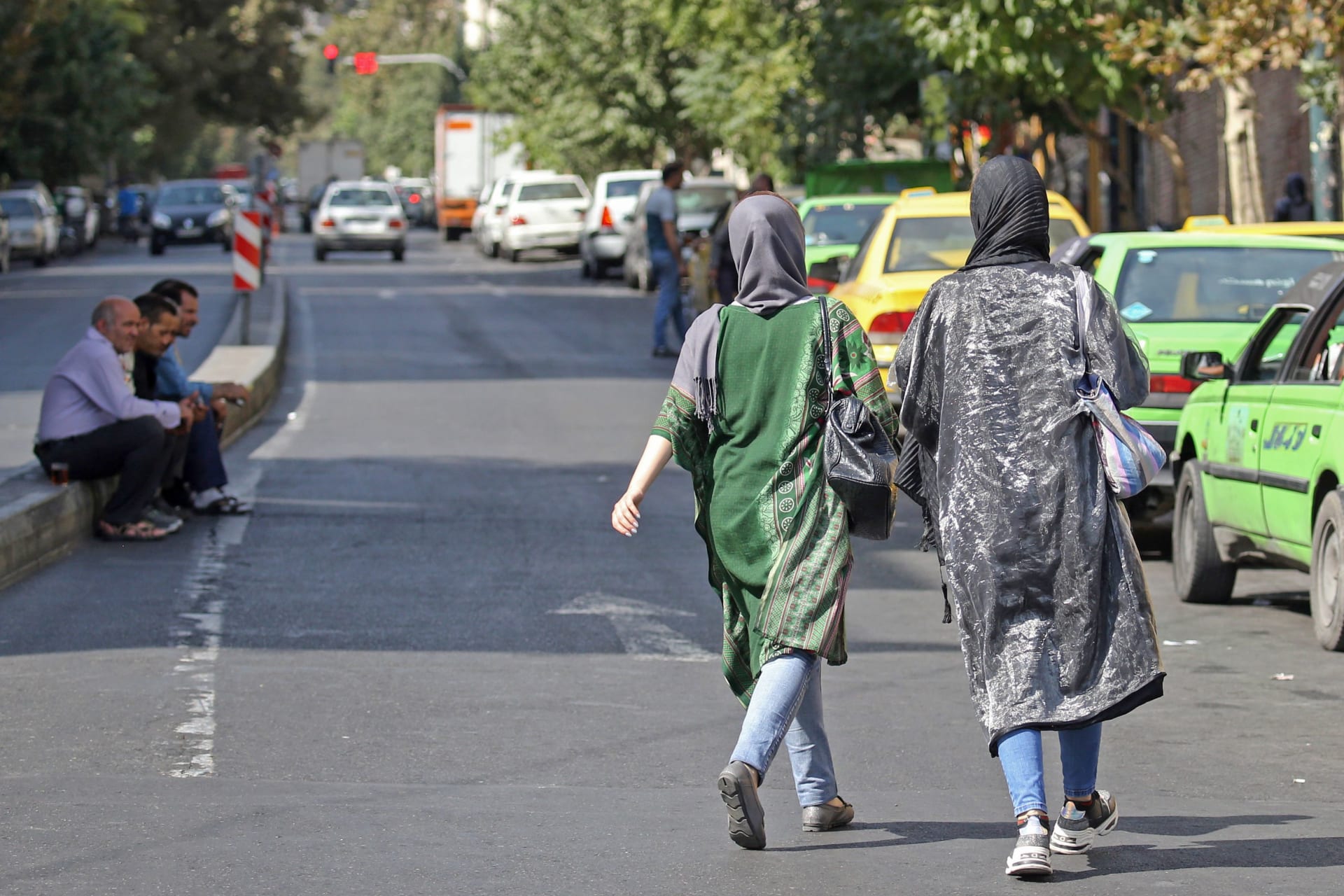 صورة ارشيفية (تعبيرية) لفتاتين تسيران في طهران بإيران