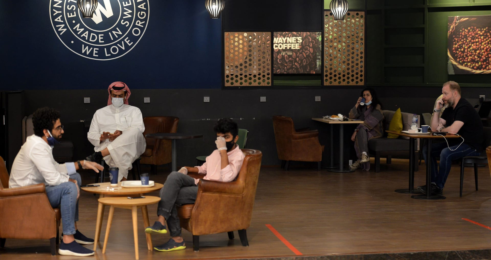 سعوديون في أحد المقاهي بعد تفشي فيروس كورونا