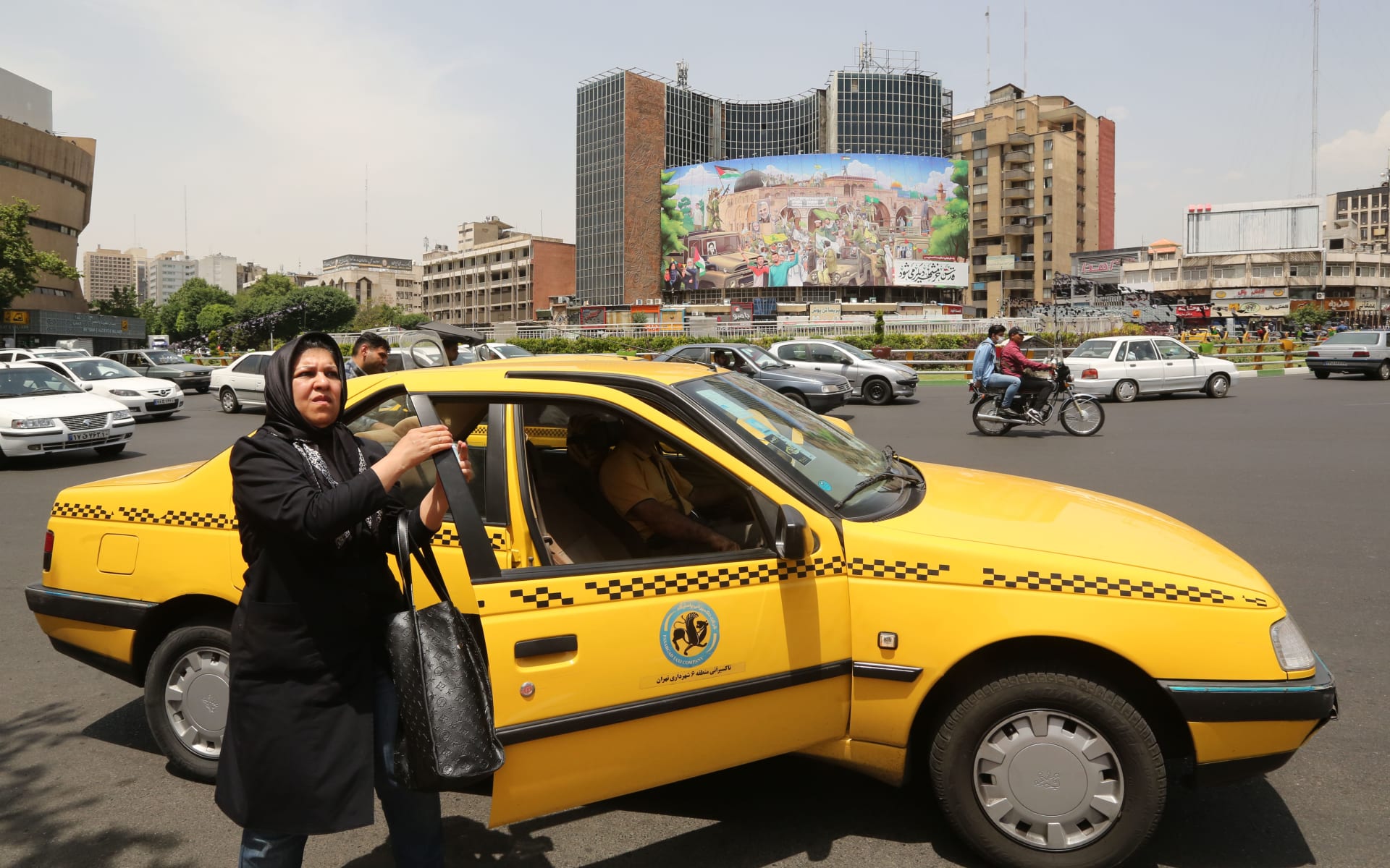 سيدة إيرانية في أحد الميادين في وسط العاصمة طهران