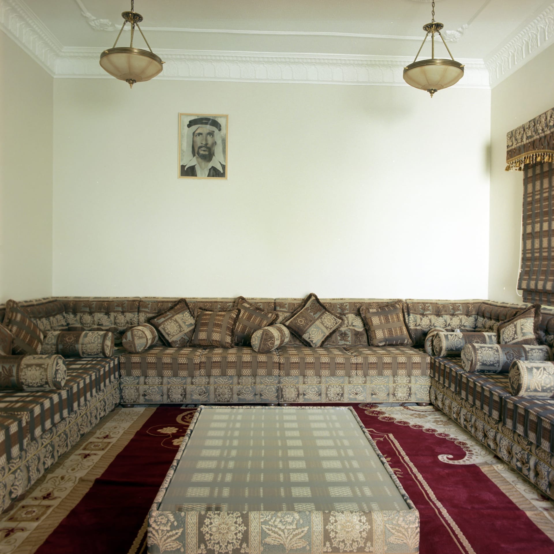 سلسلة "مجلس" الفوتوغرافية للمصورة الإماراتية لمياء قرقاش 