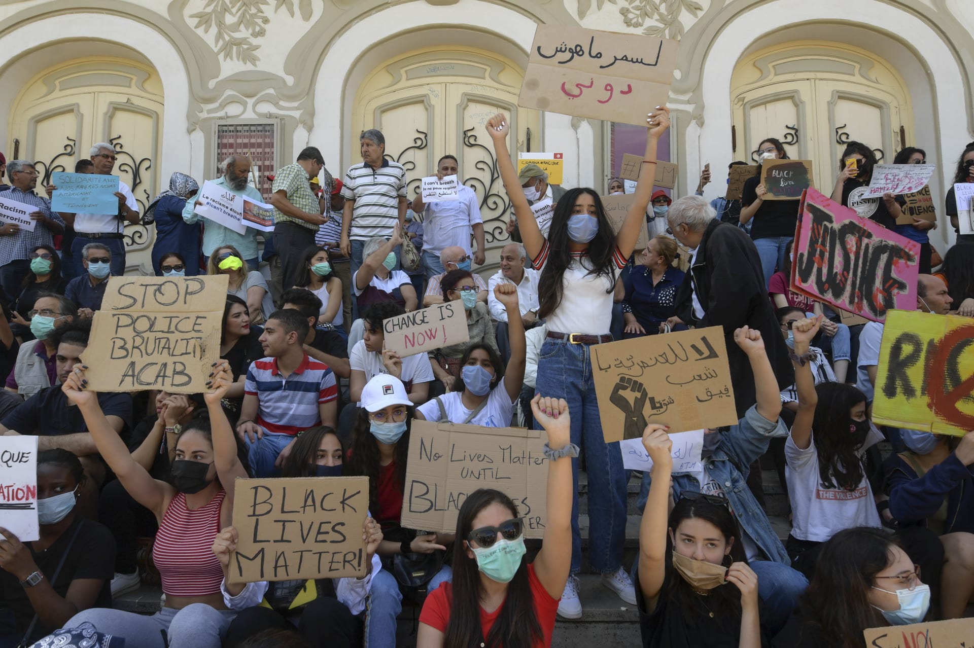 تونسيون يتظاهرون ضد العنصرية تضامنا مع قضية جورج فلويد