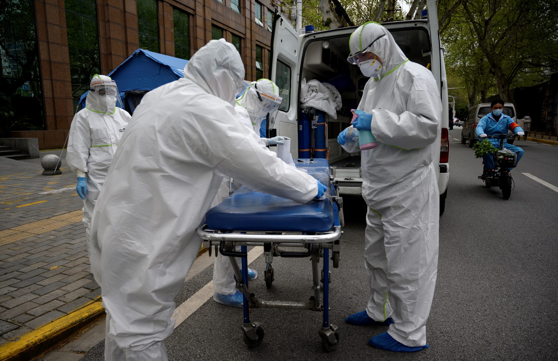 فريق طبي في إحدى مستشفيات مدينة ووهان الصينية بعد تفشي فيروس كورونا