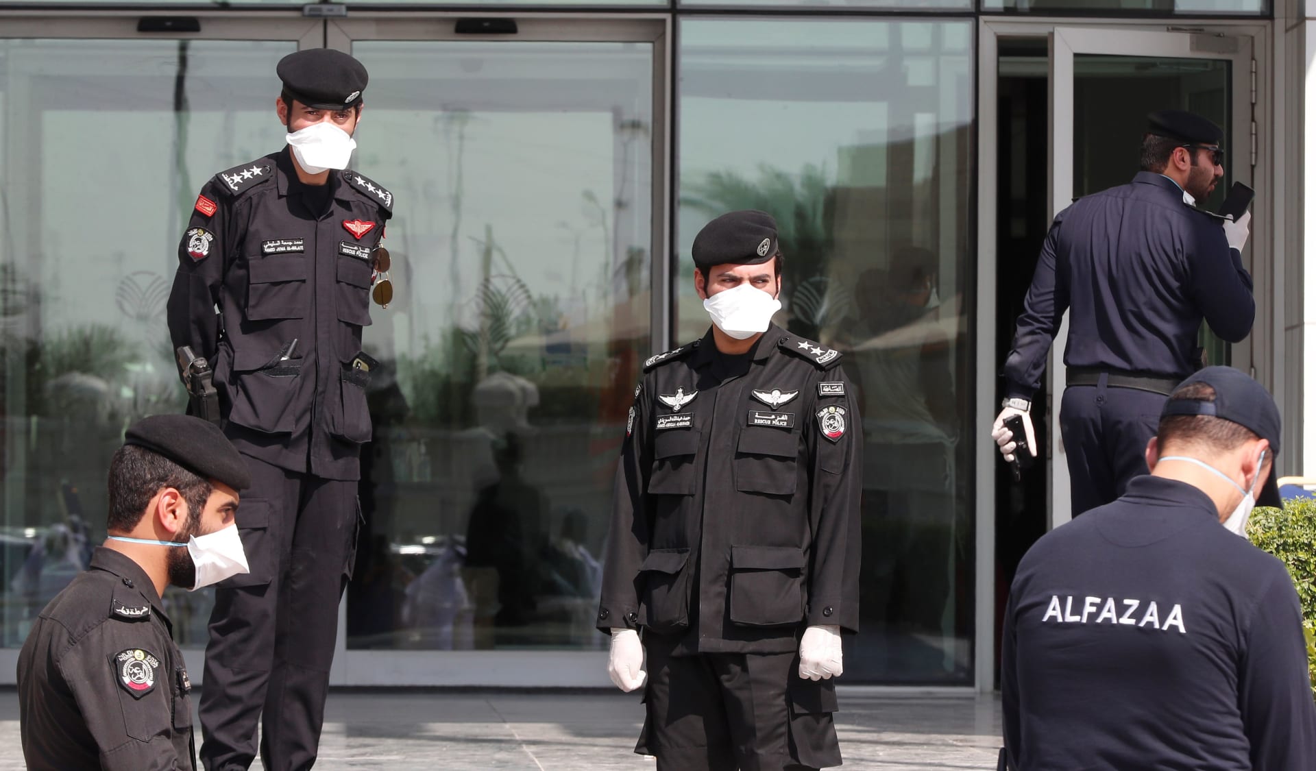 عناصر من الشرطة القطرية في العاصمة الدوحة بعد تفشي فيروس كورونا
