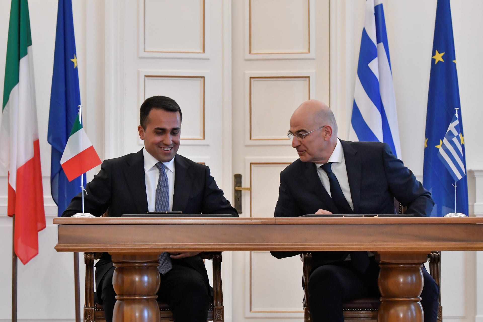 وزيرا خارجية اليونان وإيطاليا عند توقيع اتفاقية ترسيم الحدود البحرية