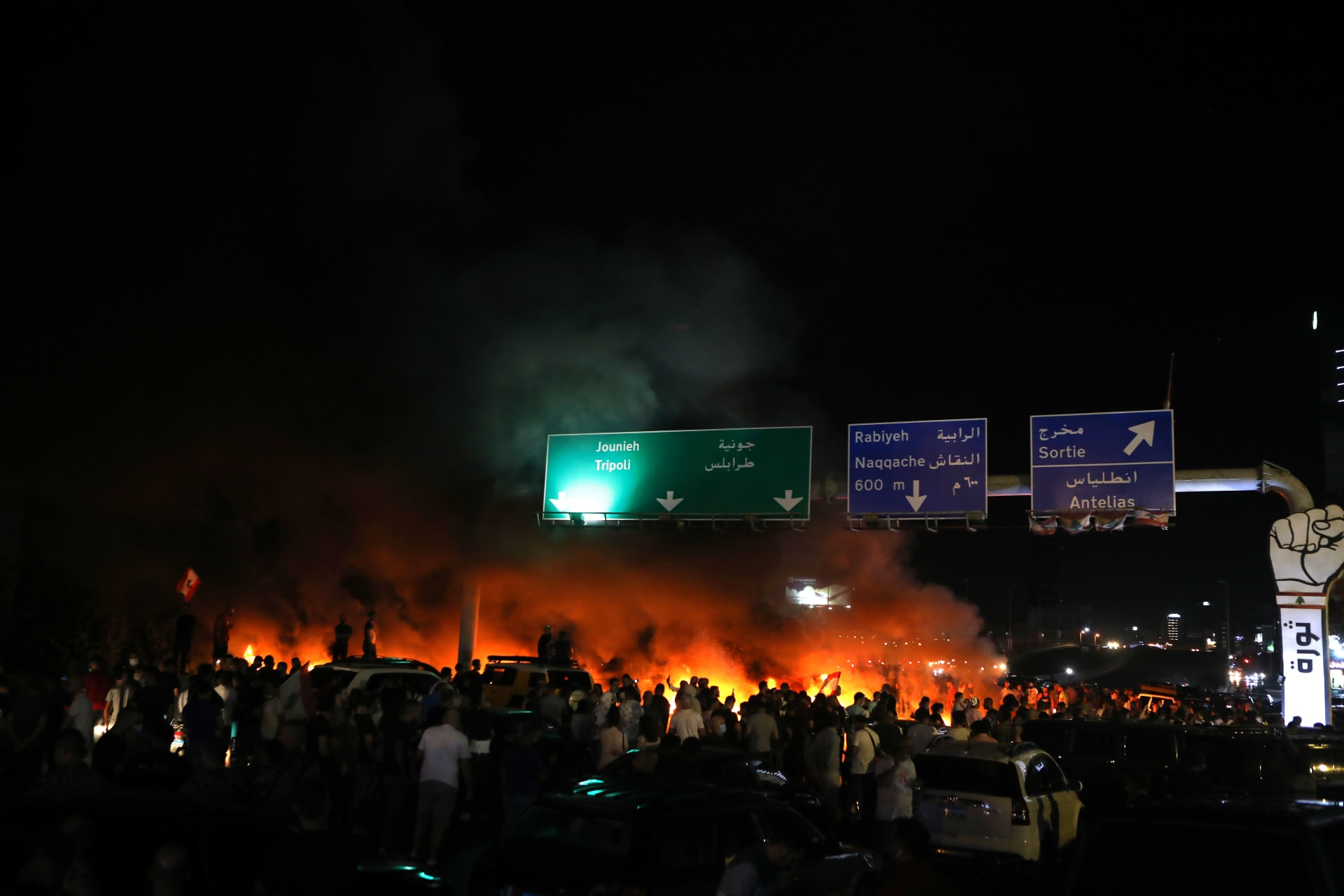 احتجاجات واسعة في بيروت ومدن لبنانية أخرى بعد انهيار سعر صرف الليرة