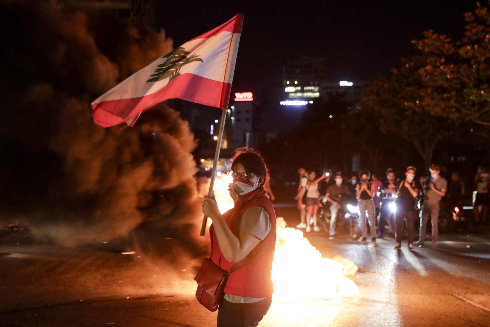 احتجاجات واسعة في بيروت ومدن لبنانية أخرى بعد انهيار سعر صرف الليرة