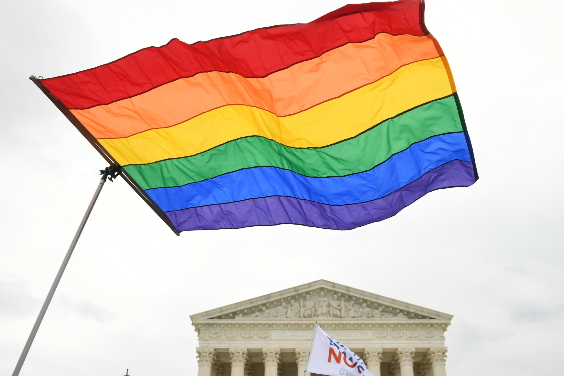 إدارة ترامب تتراجع عن حظر التمييز في الرعاية الصحية للمتحولين جنسيًا