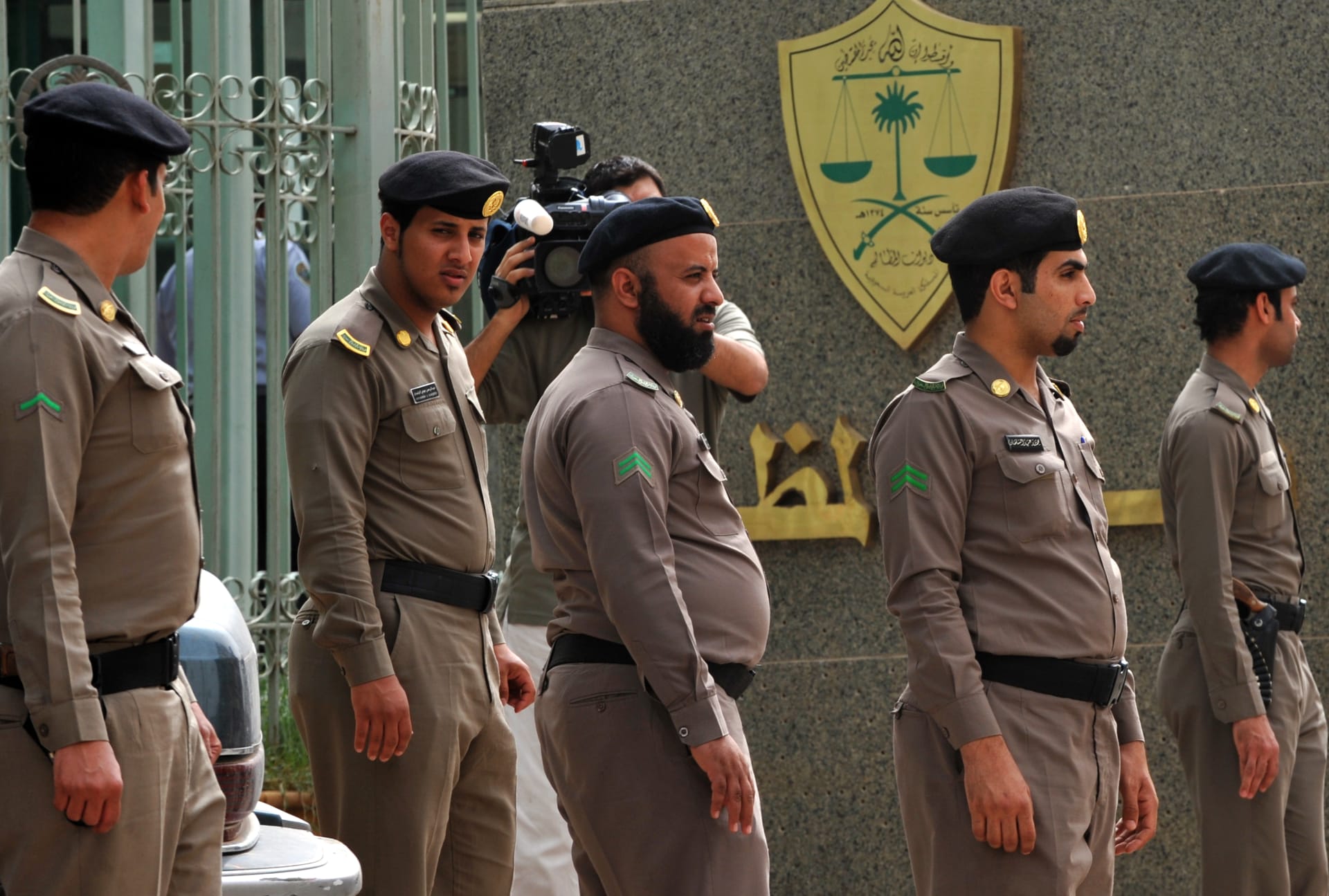 السعودية.. القبض على مواطنين انتحلا صفة رجال الأمن واعتديا على مقيمين وسلبا أموالهم