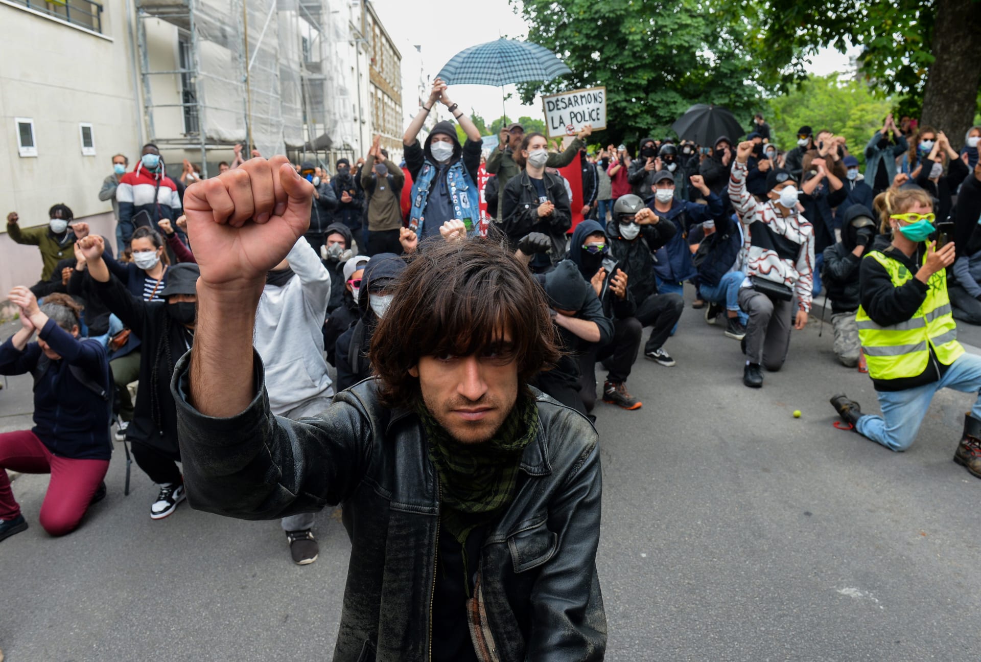 المحكمة العليا في فرنسا ترفع الحظر على التظاهر في الأماكن العامة