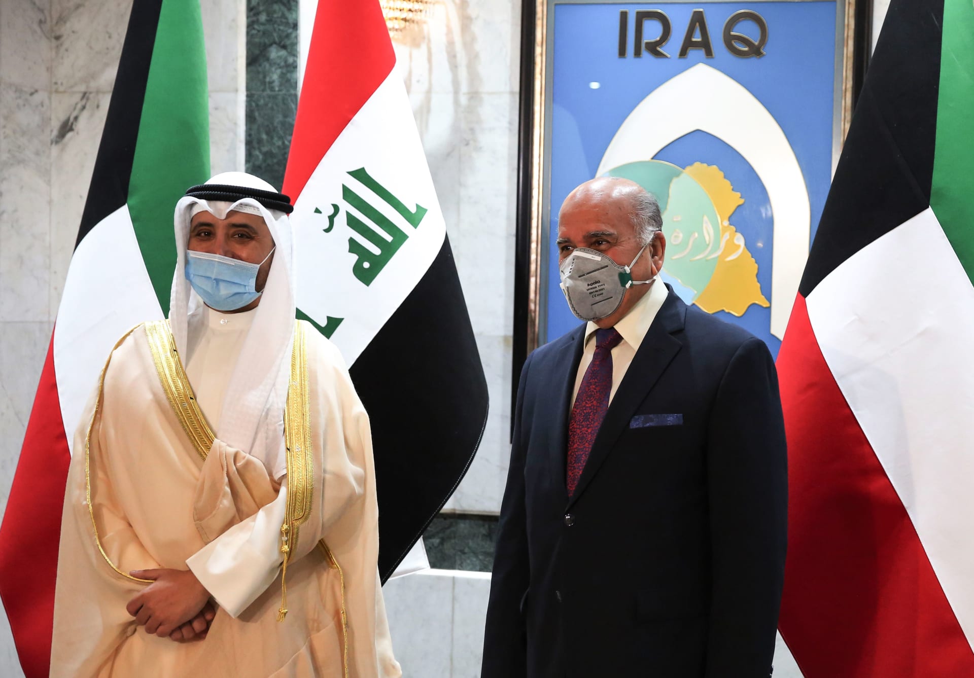 وزير الخارجية الكويتي (يسار) ونظيره العراق عند وصوله بغداد
