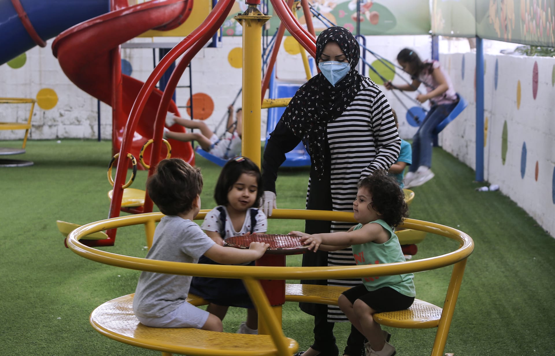 عدد من الأطفال الفلسطينيين في إحدى دور الحضانة بعد تفشي فيروس كورونا