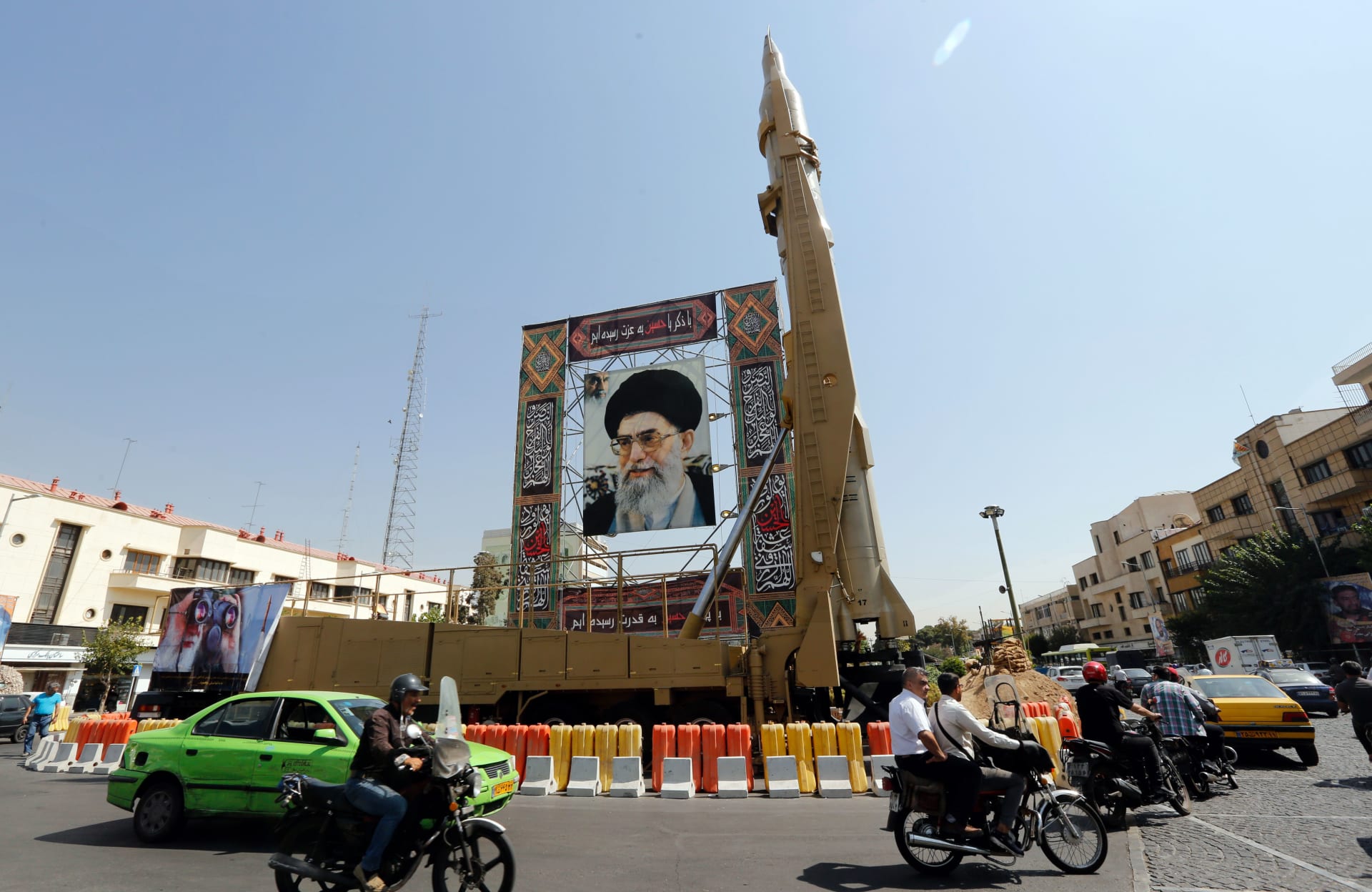 صورة أرشيفية لميدان يحمل صورة خامنئي ومجسم صاروخ في العاصمة طهران