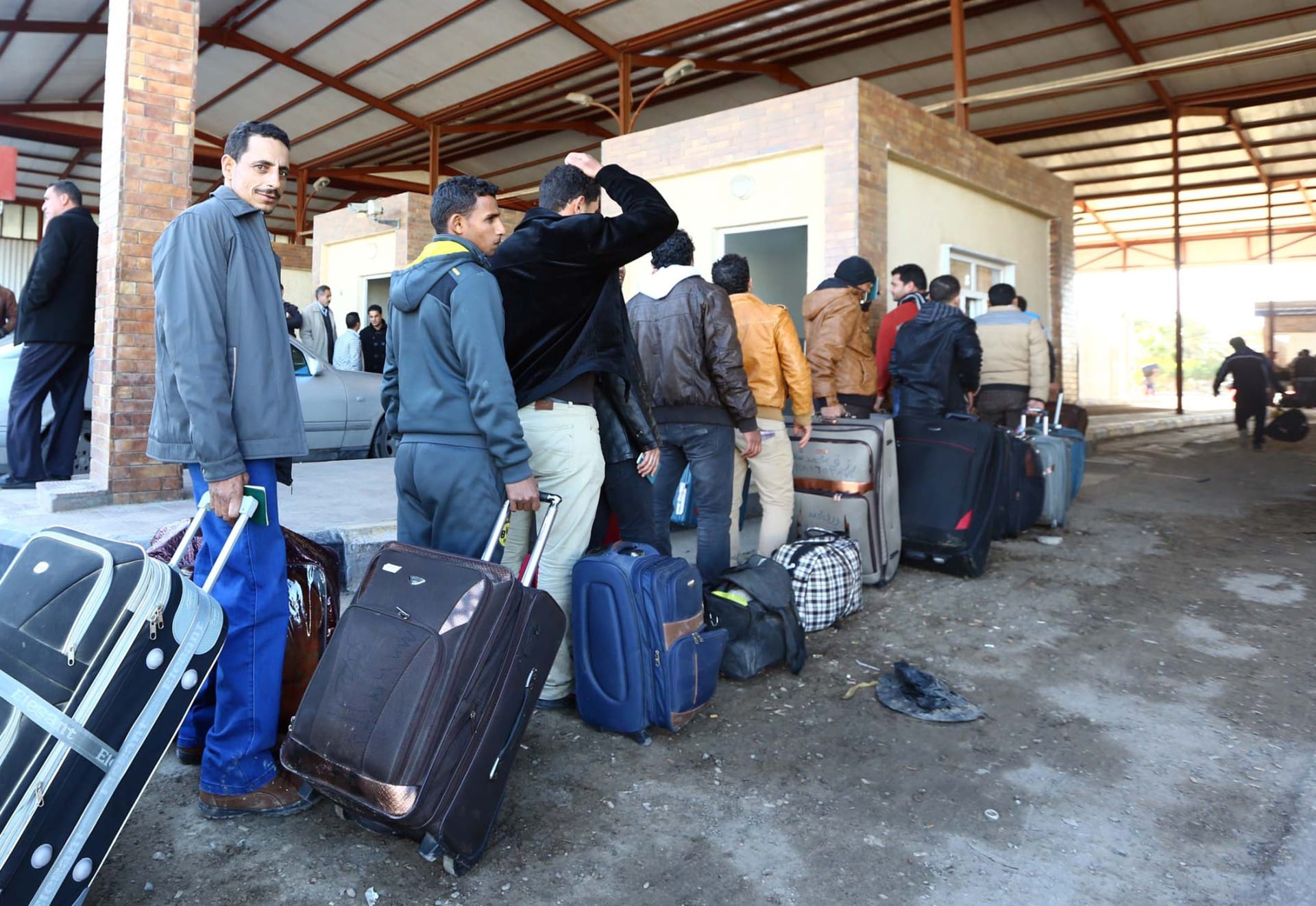 عمال مصريون في ليبيا يغادرون إلى تونس عبر معبر رأس جدير بعد قرار حكومي بعودتهم إلى القاهرة بعد تردي الأوضاع الأمنية في 2015