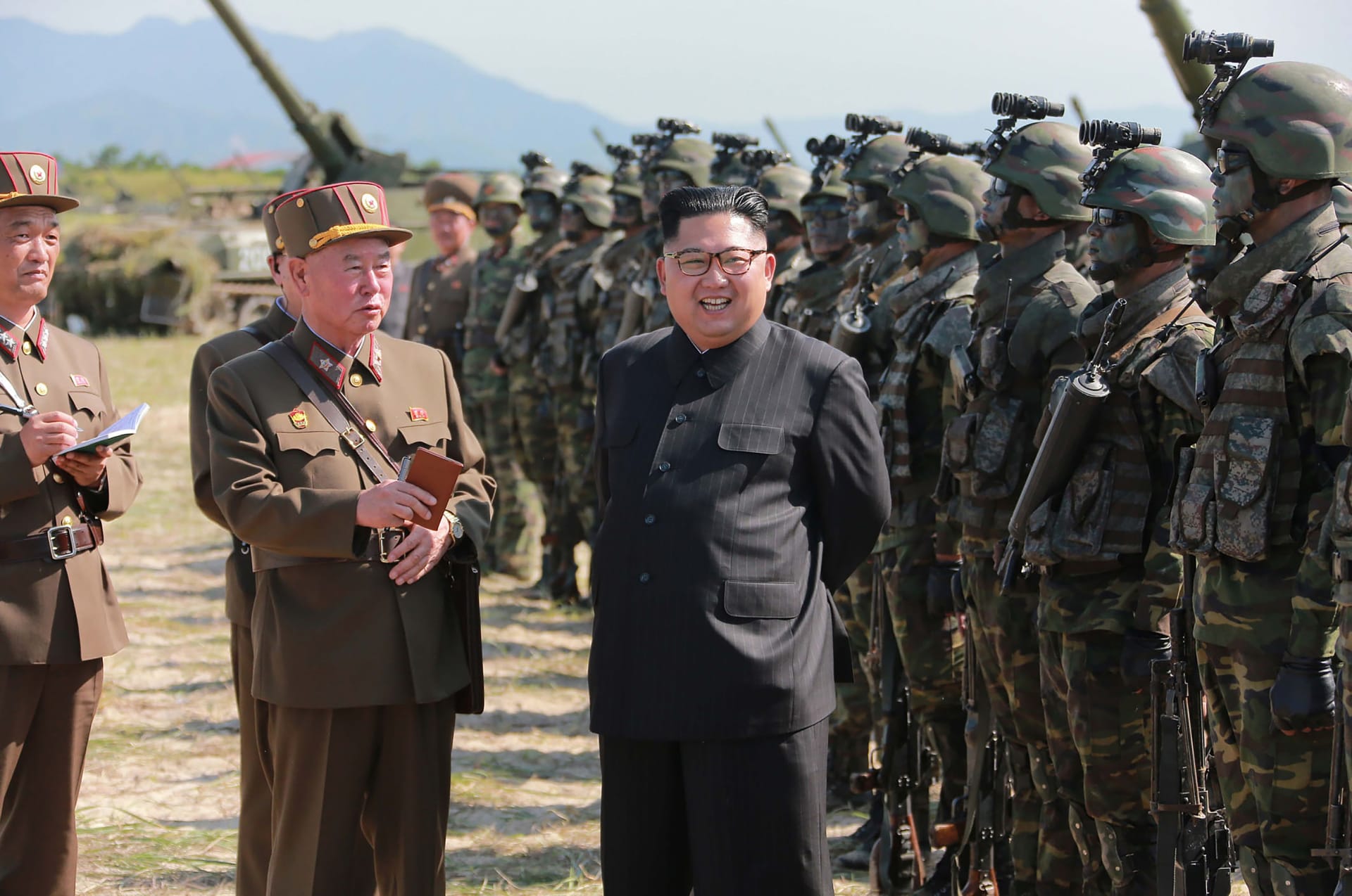 كيم جونغ أون رئيس كوريا الشمالية خلال أحد العروض العسكرية لجيش بلاده