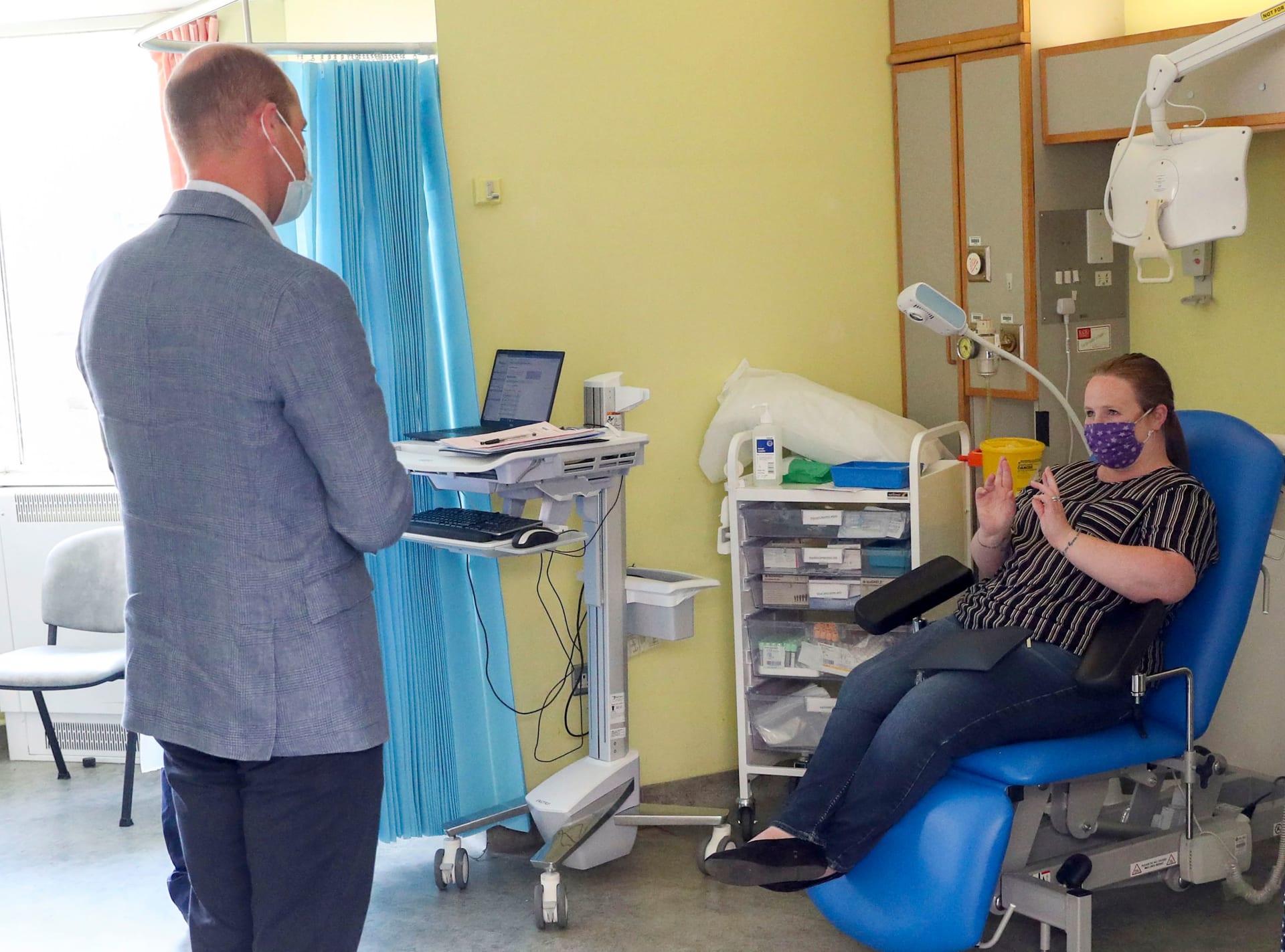 الأمير وليام يزور المشاركين في تجارب لقاح كورونا السريرية في مختبرات أوكسفورد