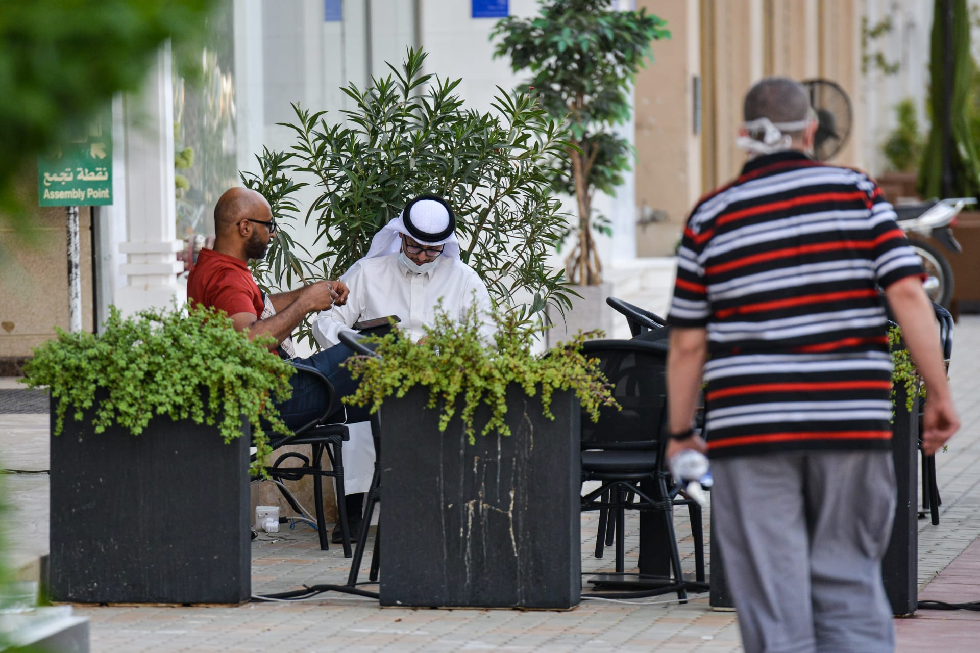 صورة ارشيفية لشخصين يجلسان بمقهى في الرياض