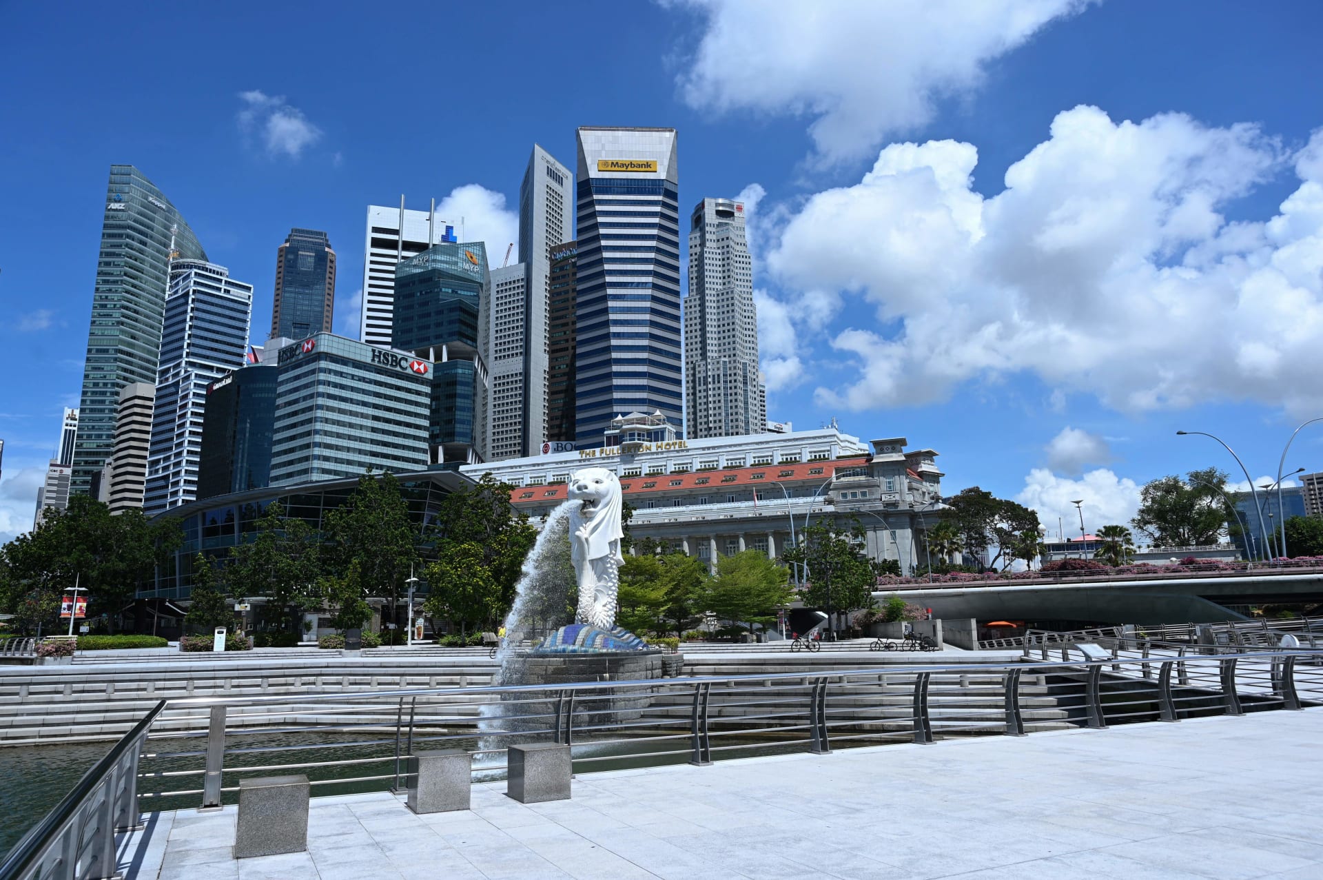 عدد من ناطحات السحاب في سنغافورة