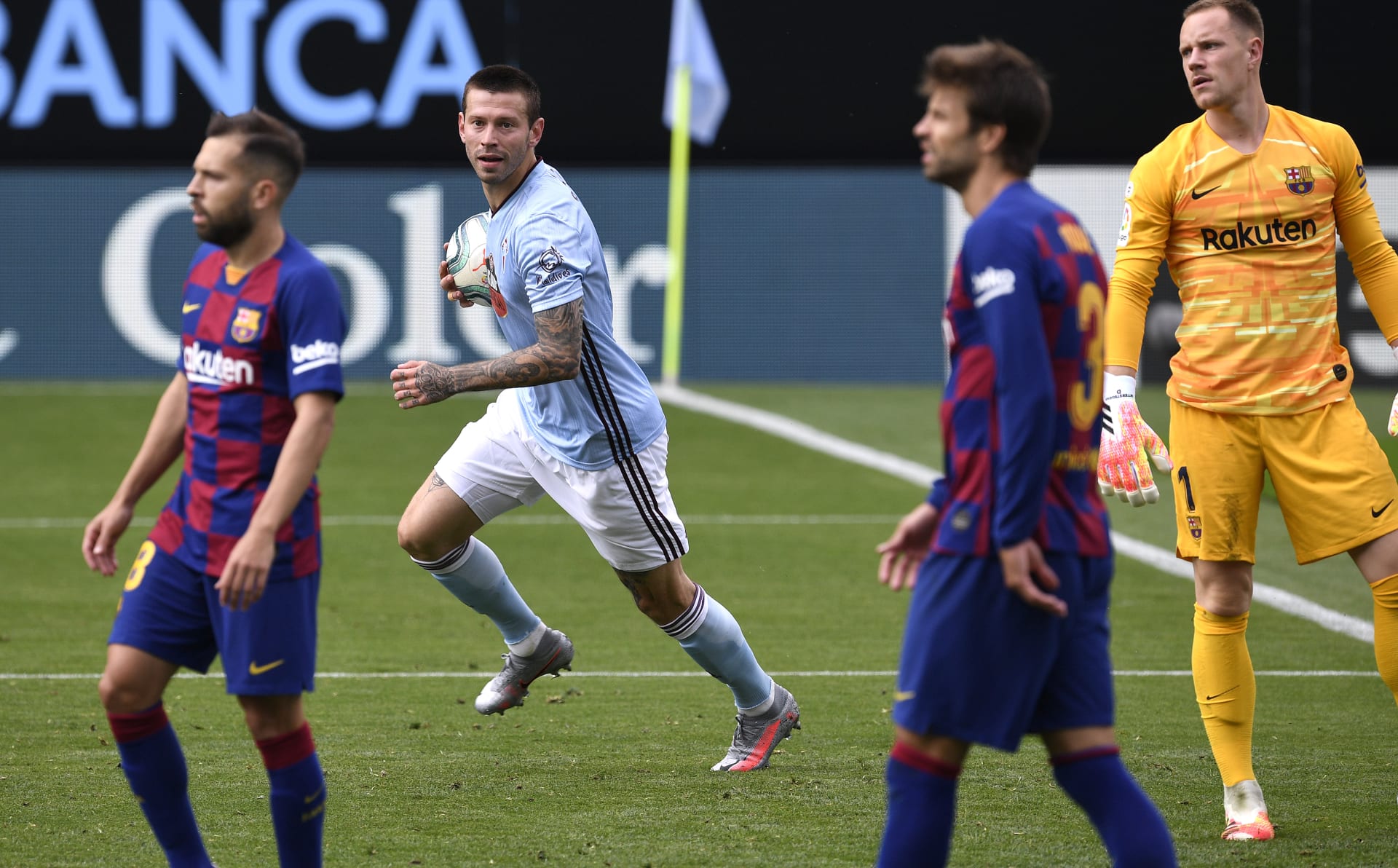 دفاع برشلونة يكلفه نقطتين أمام سليتا فيغو.. واللقب يقترب من ريال مدريد