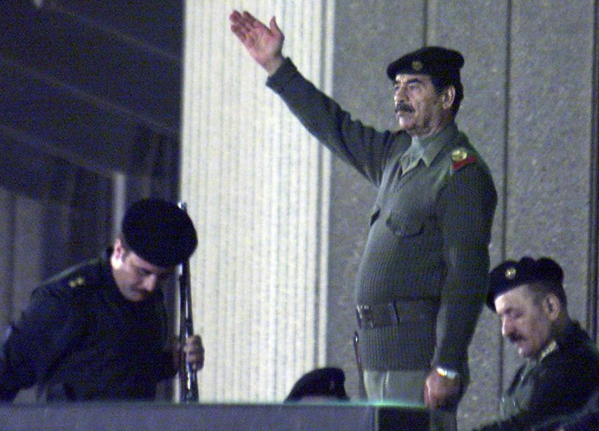 صورة أرشيفية لصدام حسين خلال عرض عسكري العام 2000