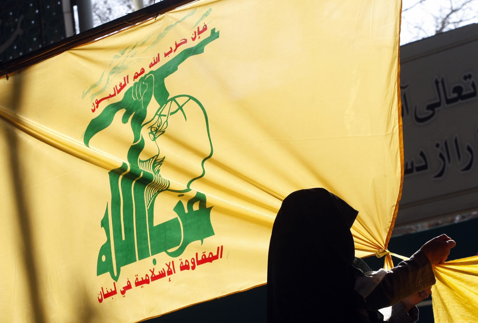 نائب لبناني في كتلة حزب الله يطالب بـ"تحرك فوري" ضد السفيرة الأمريكية.. ووزير الخارجية يستدعيها