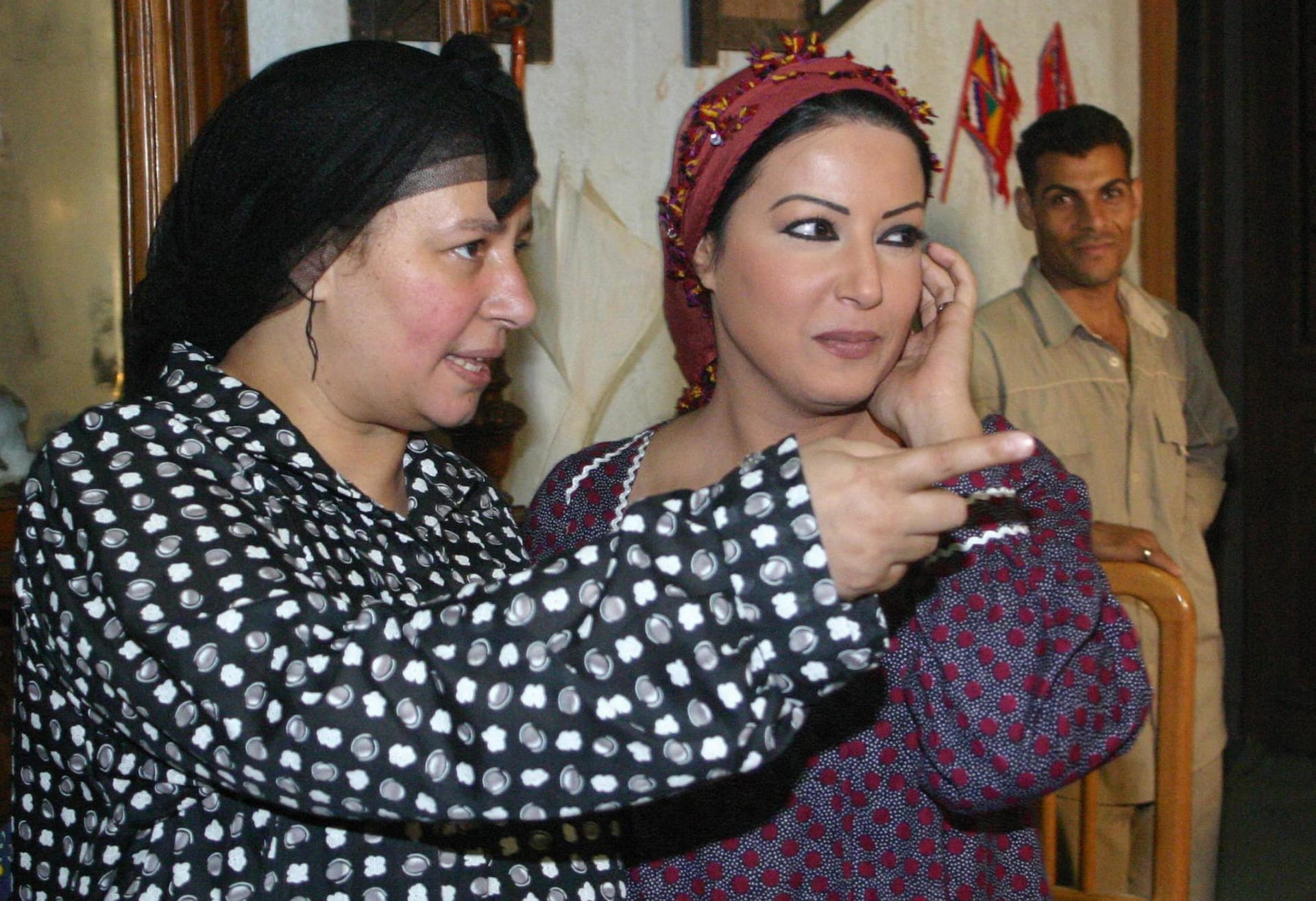 الممثلة المصرية عبلة كامل وسمية الخشاب أثناء تصوير المسلسل التلفزيوني "ريا وسكينة" بالقاهرة في 2005