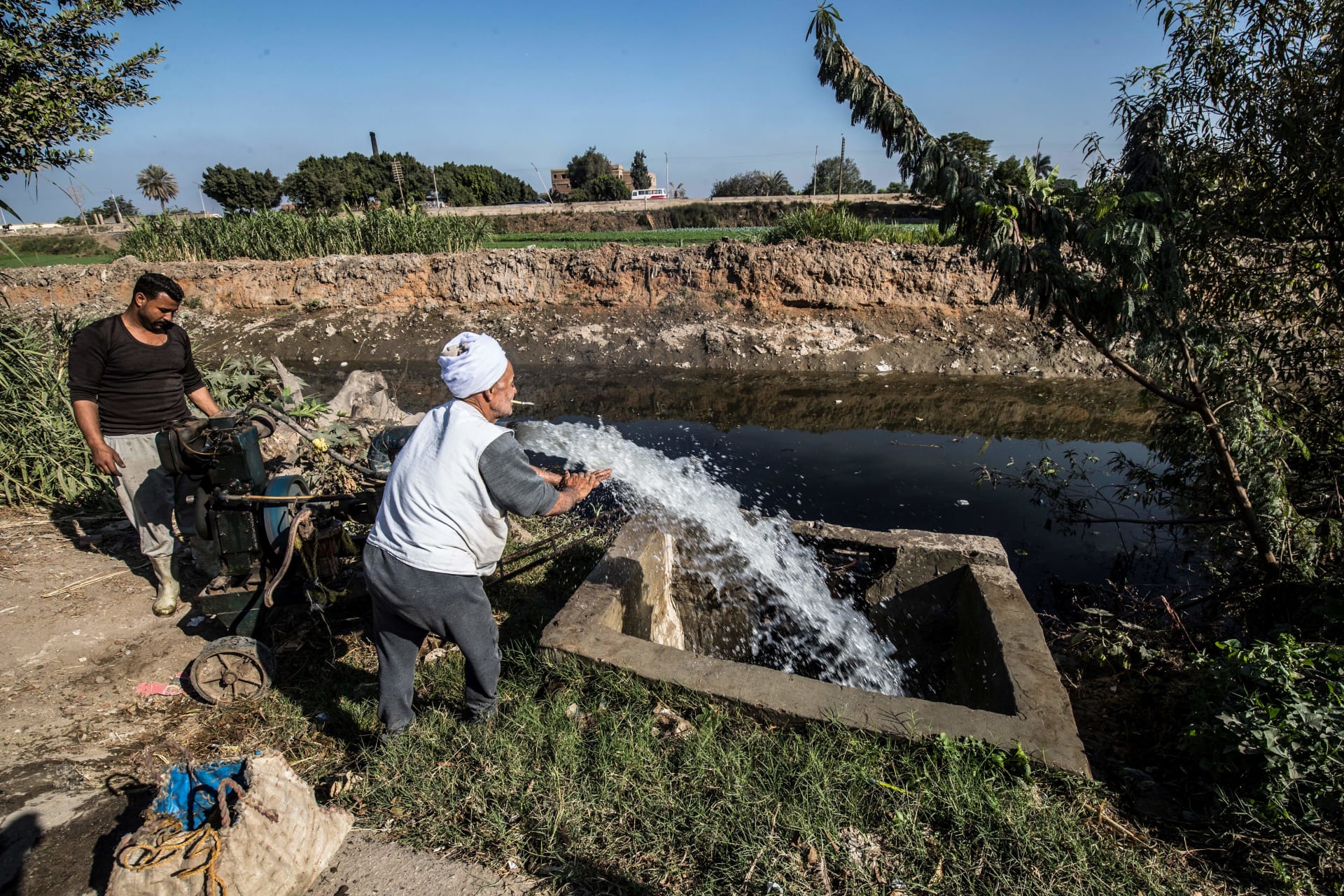 صورة أرشيفية لمزارع مصري يروي أرضه بمياه قناة يغذيها نهر النيل