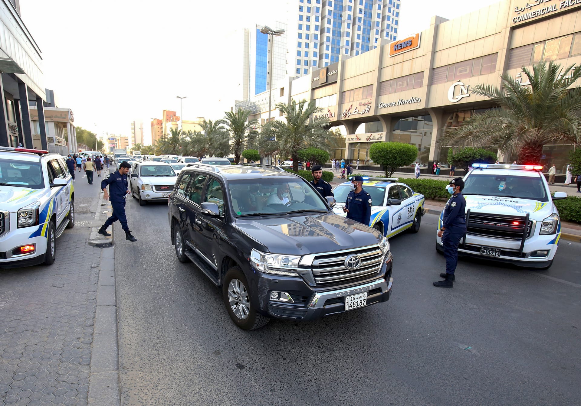 عناصر الشرطة الكويتية في أحد نقاط التفتيش في العاصمة