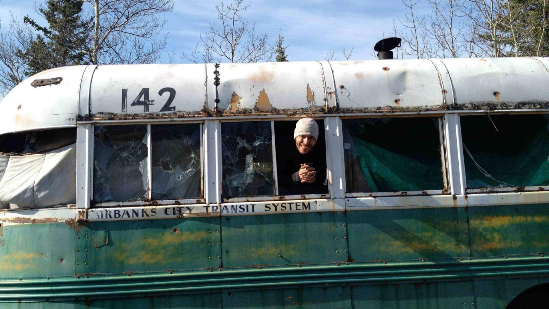 بعد نحو 60 عام من توقفها ببقعة نائية في آلاسكا.."الحافلة السحرية" تغادر محطتها الأخيرة
