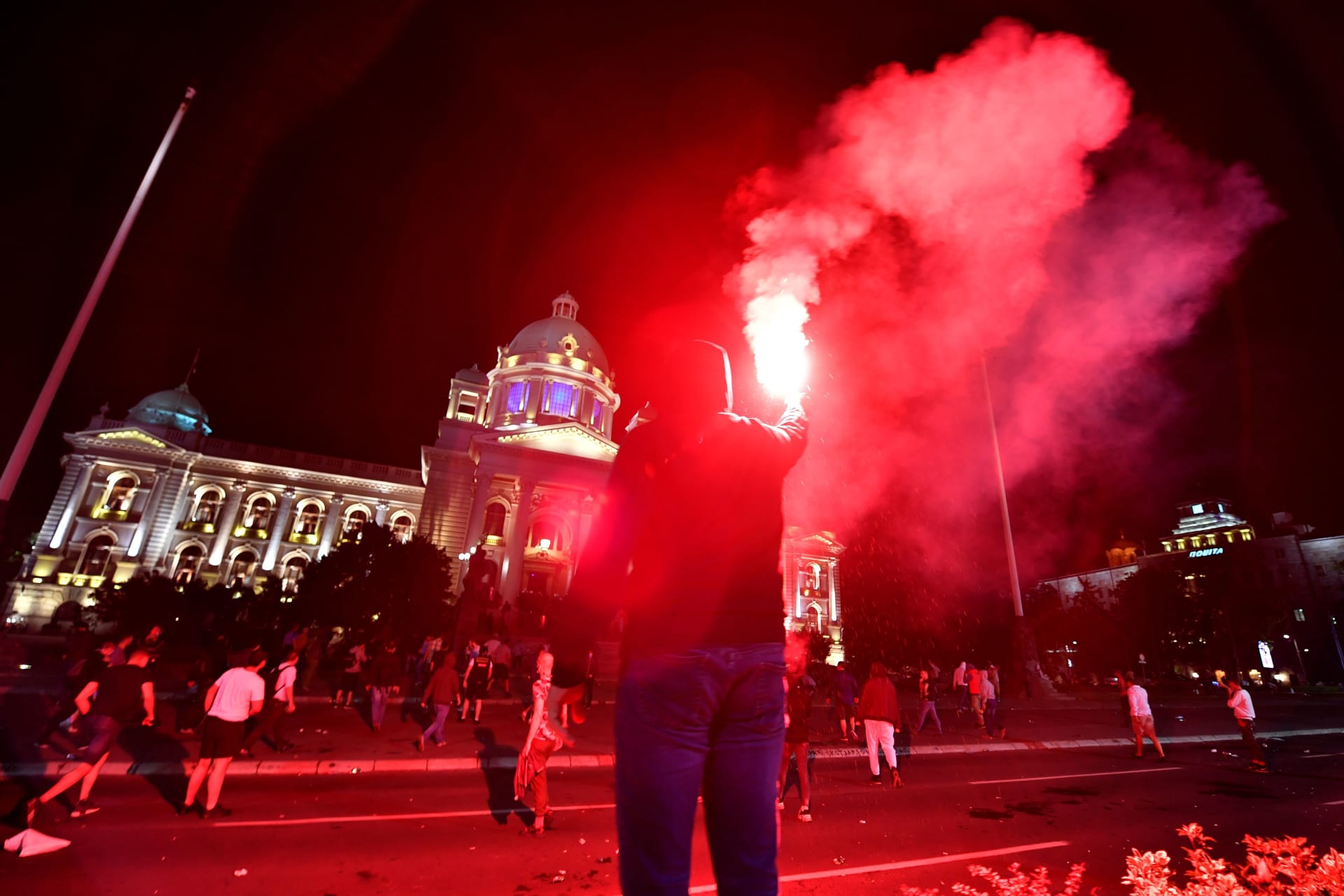 صربيا.. الشرطة تطلق الغاز المسيل للدموع على محتجين ضد حظر تجول كورونا في بلغراد