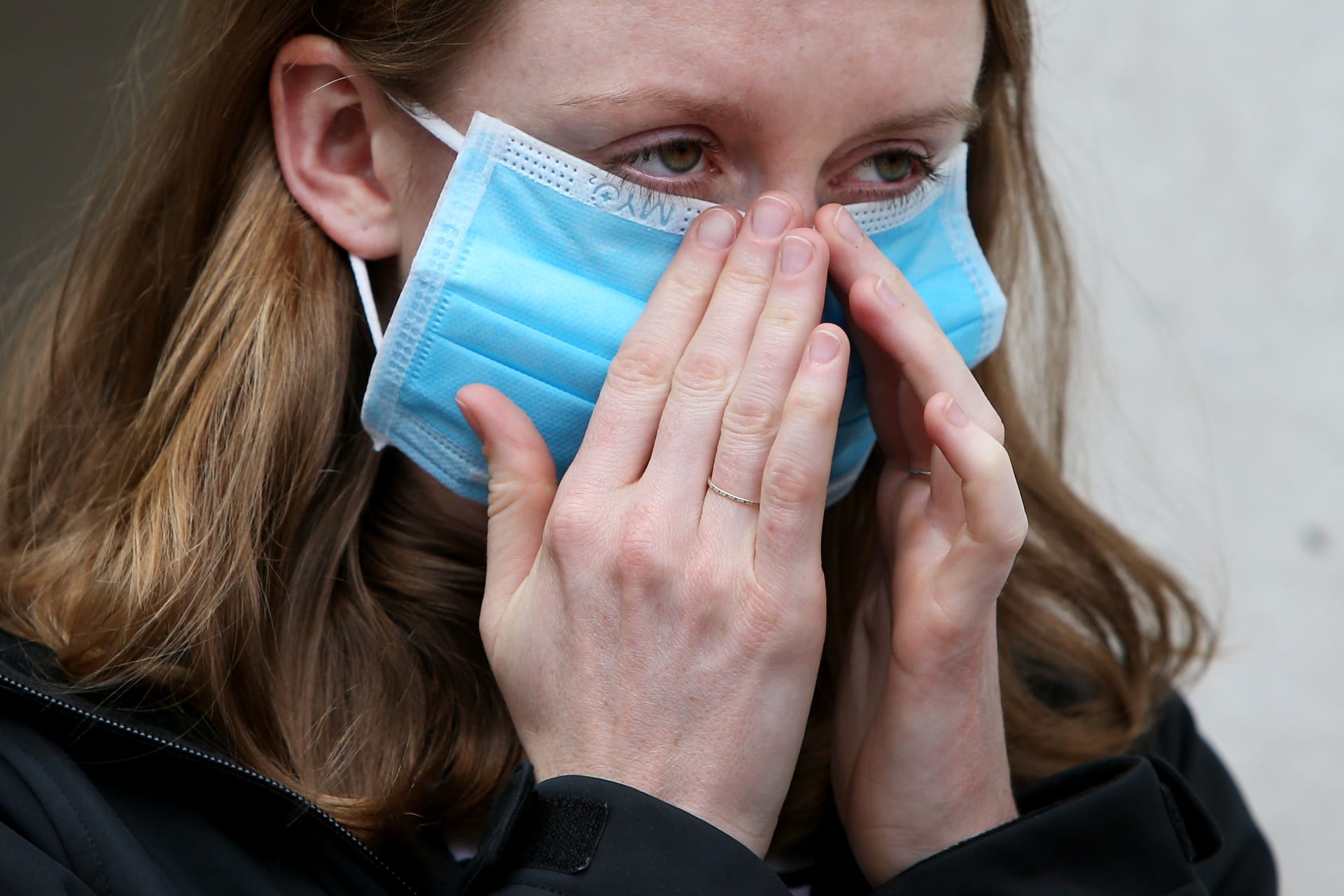 هل تشعر برائحة فم كريهة عند وضع القناع إليك بعض الأسباب وراء هذه المشكلة Cnn Arabic